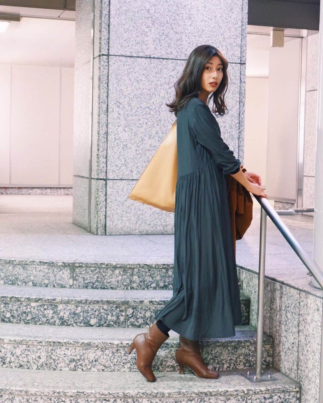 松岡那夏のインスタグラム：「最近なんでもブラウン合わせがちや☺︎ . . one piece : @douxarchives.official  boots : @senseofplace_ur  bag : @zara . . . . . #code #fashion #ootd #秋冬コーデ #秋冬服 #今日の私服 #今日の服 #大人女子コーデ #私服 #コーディネート #プチプラコーデ #プチプラ#着まわし #着まわしコーデ#ネイビーワンピース #ネイビーワンピ」