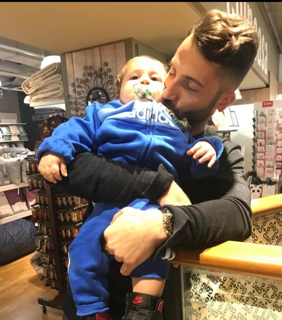 アンドレア・ベルトラッチのインスタグラム：「Tanti auguri amore di papà. Volevo dirti grazie, grazie perché tu mi hai fatto capire che nella vita basta poco per essere felici tu con i tuoi sorrisi con le tue smorfie simpatiche anche nei momenti dove ero un po’ giù mi hai sempre dato la forza per guardare altrove, bastava osservarti incrociare un tuo sguardo e tornavo a sorridere... ti amo tanto amore di papà ti amiamo Lulli nostro ❤️ +1」