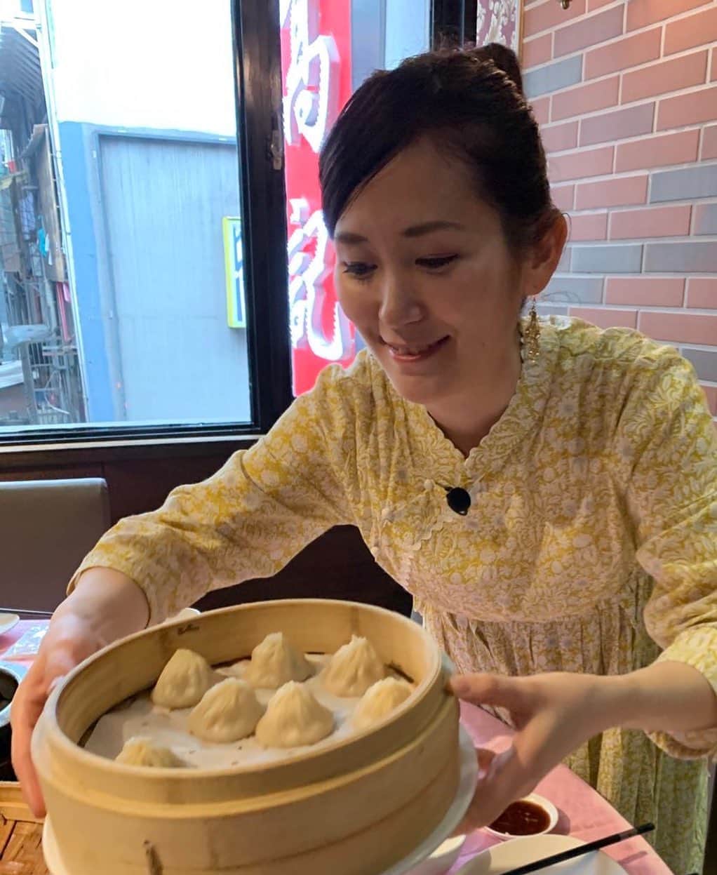ティーナ・カリーナのインスタグラム：「ロケで生まれて初めて台湾に来ています🇹🇼 本場の小籠包、美味しかった〜‼️ 情報解禁になったらお知らせします😊 ✨ こちらは思ったより肌寒いです☺️ #台湾旅行  #台湾 #小籠包 #ティーナカリーナ」