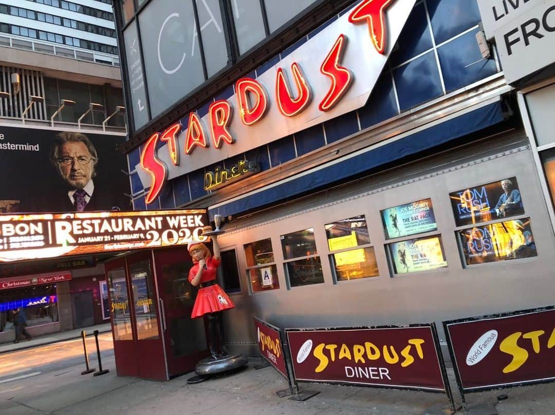 林愛夏さんのインスタグラム写真 - (林愛夏Instagram)「店員さんが歌ってくれる レストランだよ♪ #ellensstardustdiner  #newyork」2月8日 17時47分 - baby_manatsu