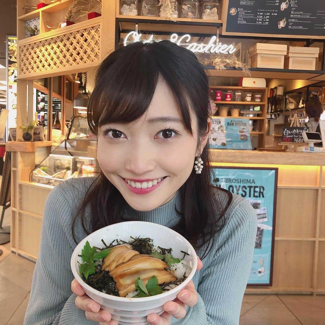 末井櫻子のインスタグラム：「． ． ． 広島に帰ったら絶対行こうって決めてた、おりづるタワーの握手カフェ😋 ． ． お目当ての「白いカキフライ」が絶品すぎました✨ ． ． 低温でじっくりと揚げ、 牡蠣の旨味を味わうために、調味料は使われていないんです😳！ ． ． あなご丼も美味しかった☺︎ 広島に来た際は是非食べてみて下さい♡ ． ． ． #白いカキフライ  #握手カフェ  #広島 #広島グルメ #広島観光  #牡蠣 #カキ #牡蠣フライ #カキフライ  #あなご丼  #おりづるタワー #akushucafe  #牡蠣食う研  #hiroshima #oyster #hiroshimatrip #yummy #delicious」