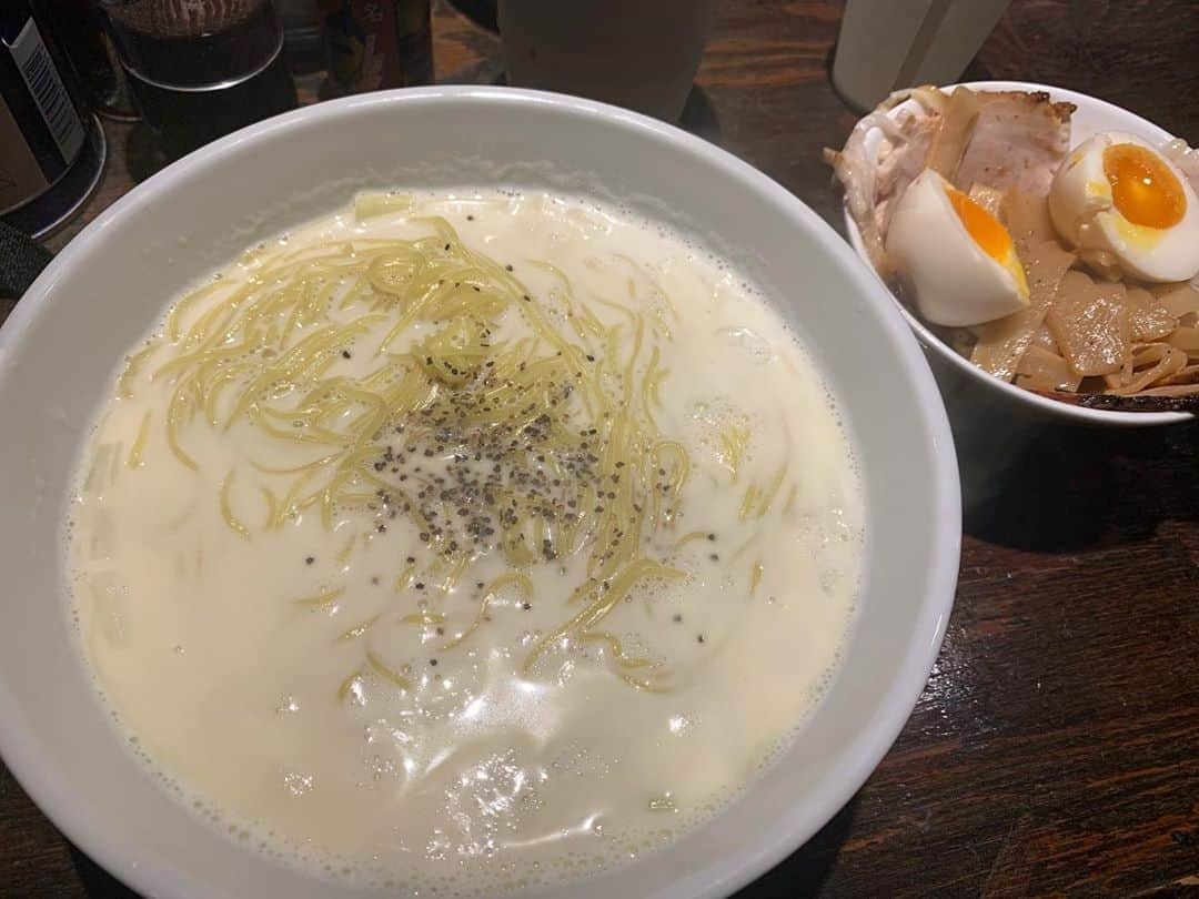 昴生さんのインスタグラム写真 - (昴生Instagram)「昼と夜の間飯！！ #NGKの横の #がんこラーメン十八代目 さん！ #大好きなラーメン屋さん！ #そこで今日 #生クリーム仕立ての塩ラーメン #が8杯ほど限定で出されるということで #午後の営業始まってすぐ行ってきましたよ！ #これ！ #ラーメンでっせ！ #スープスパちゃいまっせ！ #ラーメンでっせ！ #めちゃめちゃうまかったわ！ #もうほんま食べて良かった！ #最高や！ #これからまたやりはるかもしれんけど #不定期ですって！ #運が良ければ食べれるかも！ #運が悪ければ食べられないかも！ #でも普通の塩ラーメンもめちゃめちゃうまいから #なに食べても最高やで！ #結局運ええで！ #いやー #今最高の気分やで！」2月8日 17時50分 - mikikousei