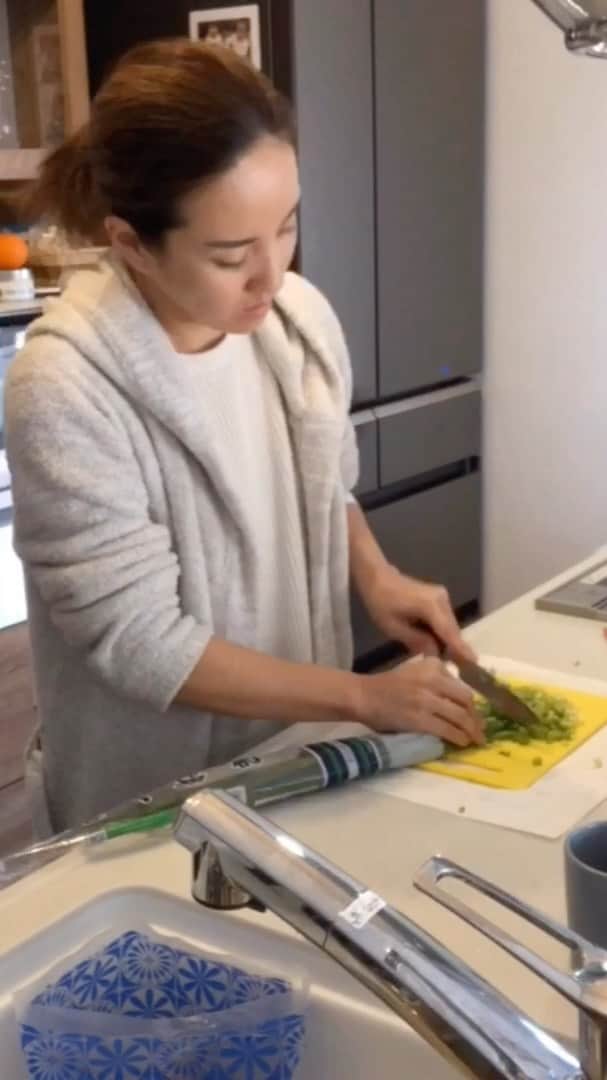 秋定麻紀子のインスタグラム：「パパとチビは和風パスタ。 私はお米の麺で和風パッタイ？的な。 レシピは　@tekito_recipe にアップします。 こんな感じでいつもテキトーに考えて作ってます（笑） ちょいちょい考えてる場面がある（笑） チビちょいちょい映り込み。 そんなの日常です。 色々周りを見ながらテキトーにやってます。  #手料理 #パスタランチ #おうちごはん #和風パスタ #米粉麺 #グルテンフリー #グルテンフリーレシピ」
