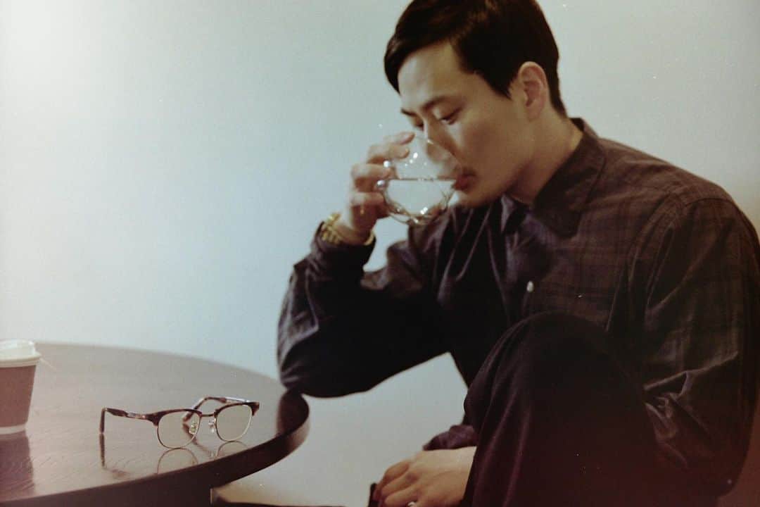 大津広次さんのインスタグラム写真 - (大津広次Instagram)「ohmyglassestokyoの眼鏡。フラッと喫茶店とか行く時はこれにしてる。良き。#ohmyglassestokyo#メガネ#眼鏡##東京#高円寺#喫茶店#カフェ#ナッツミルク#死ぬほど甘くて美味しかった#towa#いつもありがとうございます」2月8日 17時52分 - kitsune_o2