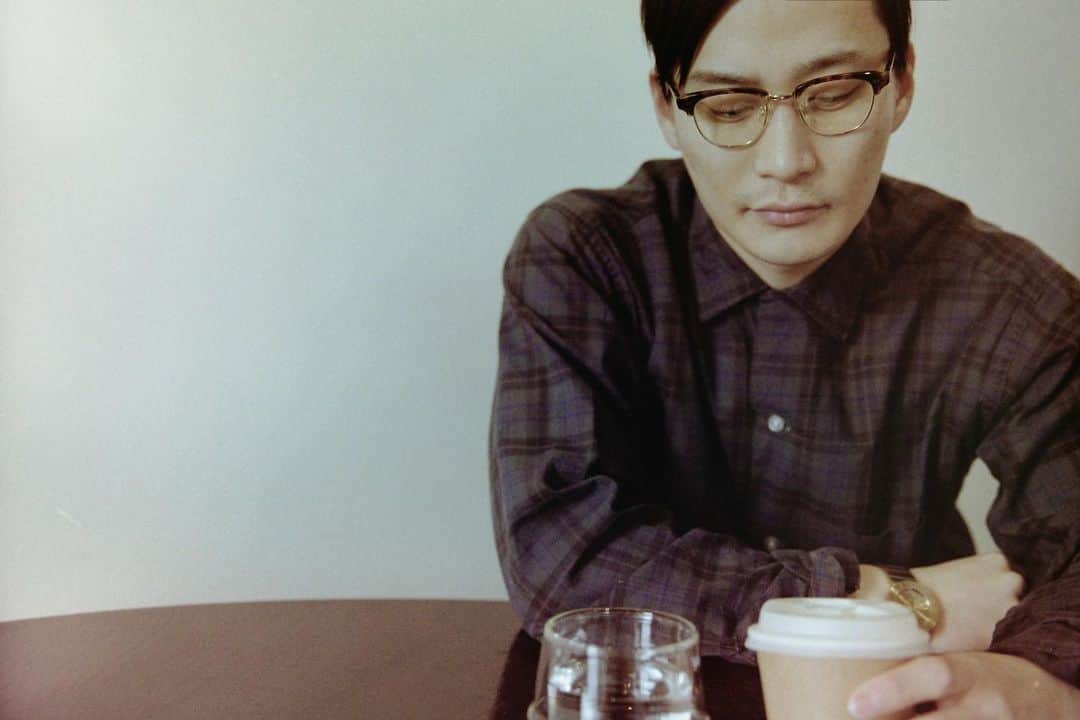 大津広次さんのインスタグラム写真 - (大津広次Instagram)「ohmyglassestokyoの眼鏡。フラッと喫茶店とか行く時はこれにしてる。良き。#ohmyglassestokyo#メガネ#眼鏡##東京#高円寺#喫茶店#カフェ#ナッツミルク#死ぬほど甘くて美味しかった#towa#いつもありがとうございます」2月8日 17時52分 - kitsune_o2