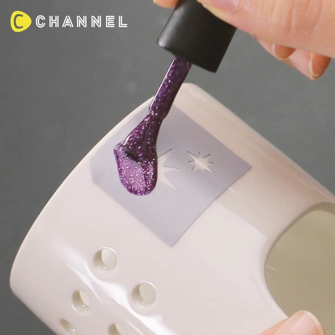 C CHANNEL-Art&Studyのインスタグラム：「Changes with Temperature! Easy DIY Candle Decoration💜 温度で色が変わる! 変色キャンドルデコレーション💜 . 🎨Follow me👉 @cchannel_artandstudy 🎵 💡Check👉 @cchannel_girls 🎶 📲C CHANNELのアプリもよろしくお願いします💕 . [Things to prepare] ・ Porcelain candle pot ・ Sticker sheet ・ Craft hole punches of your choice ・ Discoloration gel ・ Chameleon gel ・ Non-wipe gel ・ UV / LED light . 【Steps】 1. Cut the sticker sheet to fit the size of the craft hole punch. 2. Drill a hole in the sticker sheet with a craft punch. 3. Paste the empty frame into the candle pot. 4. Apply chameleon gel to the sticker sheet. 5. Peel off the sticker sheet and cure with UV / LED light. 6. Repeat steps 4 and 5 until the desired design is achieved. 7. When the decoration is completed, apply the non-wipe gel where you applied the chameleon gel and complete. . . 温度によって色が変わる、カメレオンジェルを使って、 キャンドルをデコレーション! ※火を扱う際、やけどには十分注意してください。 . 【用意するもの】 ・磁器のキャンドルポット ・ステッカーシート ・好みの形のクラフトパンチ ・変色ジェル ・カメレオンジェル ・ノンワイプジェル ・UV/LEDライト . 【手順】 1. ステッカーシートをクラフトパンチの大きさに合うようにカットする。 2. クラフトパンチでステッカーシートに穴を開ける。 3. 空いた枠の方を、キャンドルポットに貼り付ける。 4. カメレオンジェルを、ステッカーシートの中に塗る。 5. ステッカーシートを剥がしてから、UV/LEDライトで硬化する。 6. 好みのデザインになるまで4と5を繰り返す。 7. デコレーションが完成したら、カメレオンジェルを塗ったところにノンワイプジェルを塗って完成。 . . #DIY#doityourself#diyideas#crafts#crafting#instacraft#crafter#crafty#handmade#handcrafted#handmadecrafts#handmadeaccessories#ручнаяработа#ideas#resi#Fantastic#incredible#creative#candle#gelnail#candlelover#tealight#candleholders#candledesign#candlenight#ハンドメイド雑貨#キャンドル#キャンドルのある暮らし#ジェル」