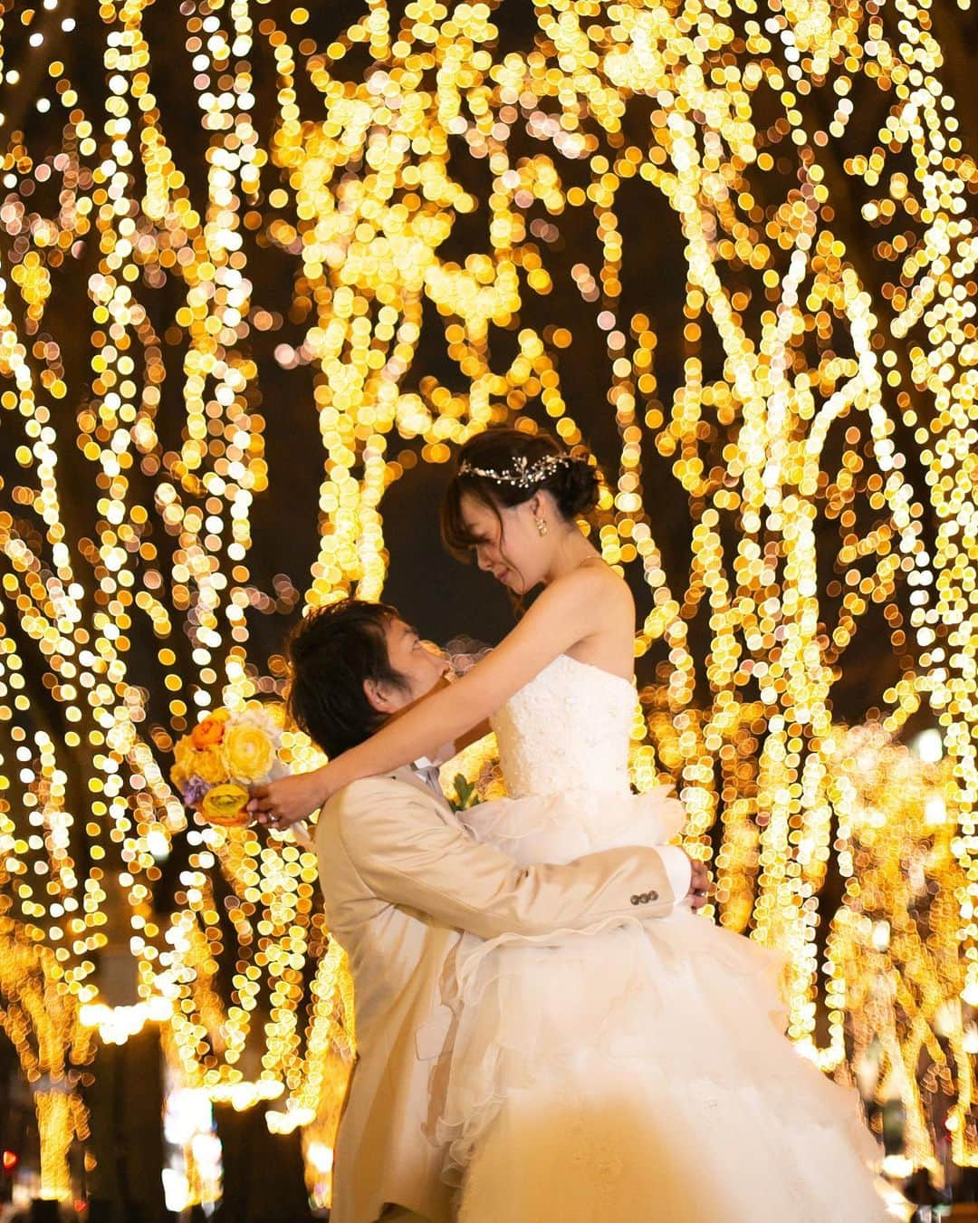 【公式】小さな結婚式さんのインスタグラム写真 - (【公式】小さな結婚式Instagram)「@petit.wedding をフォローしてね♩ #小さな結婚式 をつけてのお写真投稿も大歓迎です♡ こちらの公式IGでリグラムさせていただきます＊ . 輝くイルミネーションが まるでおふたりを 祝福しているかのようです*  幻想的な雰囲気の中、 おふたりが思い描く 理想の結婚式を叶えるために 私たちがサポートいたします◎ . . >>#小さな結婚式仙台店 . ——————— #小さな結婚式 #petitwedding #前撮り #結婚式 #プレ花嫁 #卒花 #アットホーム #少人数 #家族婚 #少人数結婚式 #ウェディング #ウェディングドレス #wedding #bridal #weddingdress #花嫁 #結婚式準備 #式場探し #日本中のプレ花嫁さまと繋がりたい #結婚式の思い出に浸る会 #結婚準備 #東北花嫁 #宮城花嫁 #仙台花嫁 #ナイトフォト #イルミネーションフォト #イルミネーション #ウェディングフォト」2月8日 18時06分 - petit.wedding