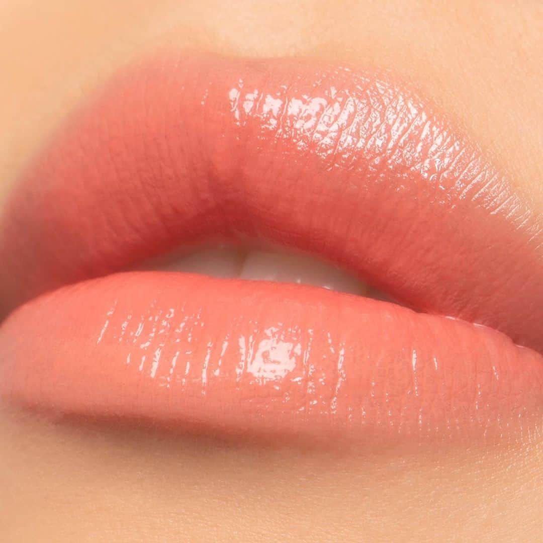 M∙A∙C Cosmetics Japanのインスタグラム：「ㅤ 春らしい透明感のある表情を演出する、限定コレクションが登場✨ ㅤ ニュートラル～パステルカラーは春メイクにぴったり💄🌸 使用製品は2枚目をチェック👉 ㅤ ↓↓使用メイン製品↓↓ リップガラス [ペインテッド レディ] ㅤ *2月10日(月) 公式オンラインショップ先行発売 *2月14日(金) 全国発売 ㅤ ㅤ MAKEUP & MODEL: M·A·C ARTIST RIE HIROO @macpro_tokyo  PHOTO: @takaki_iwata  ㅤ #MACLoudandClear #MACラウドアンドクリア #MACトレンドSS2020 ㅤ #MACCosmeticsJapan #MACコスメ #MACCosmetics #MACLovesLips #コスメ #メイク #美容 #リップメイク #リップ #口紅 #リップグロス #リップスティック #アイメイク #アイシャドウ #チーク #ハイライト #新色 #限定コスメ #ツヤ #ツヤメイク #春メイク #透明感 #ピンクメイク #血色メイク #血色感 #デパコス #お気に入りコスメ」