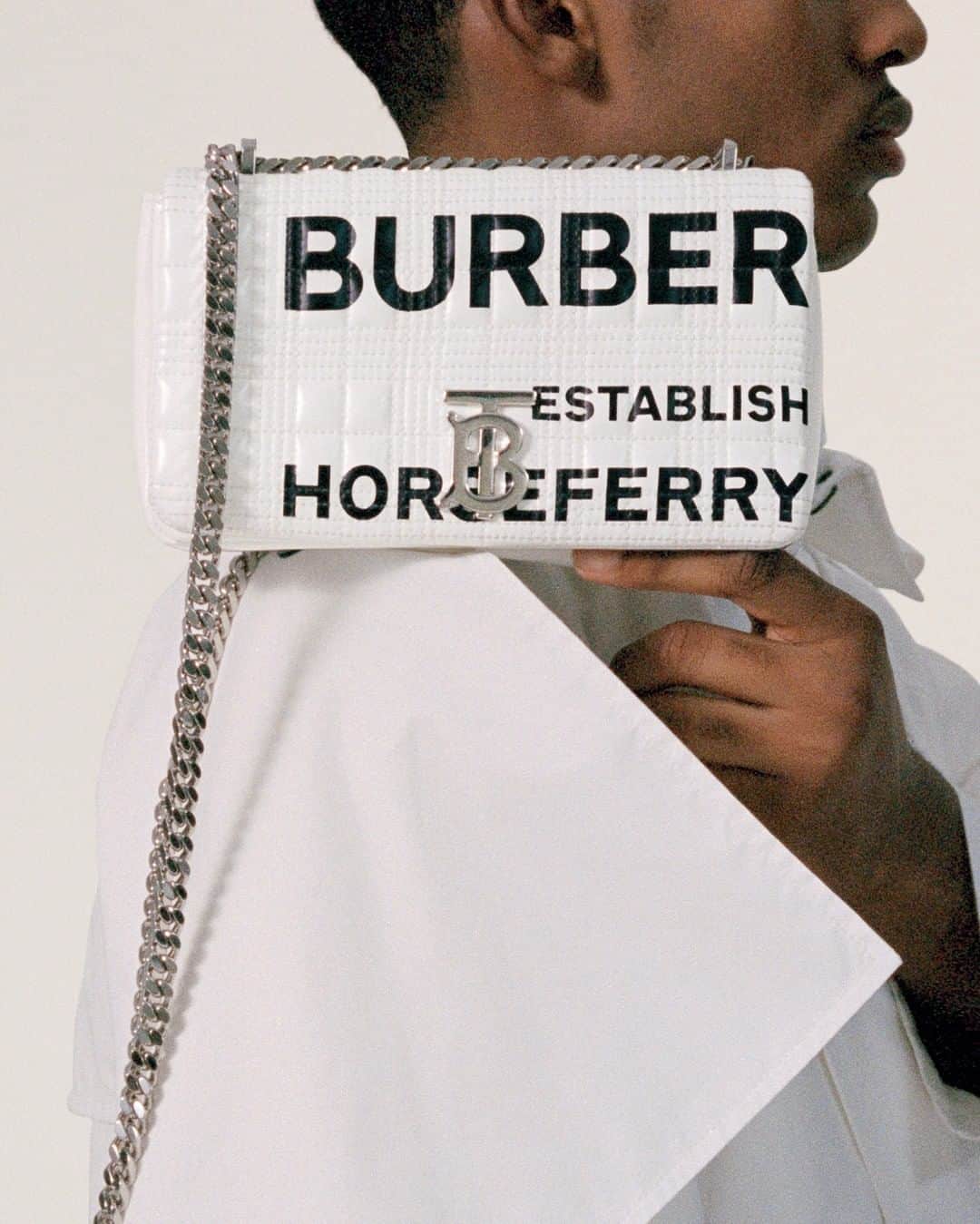 Burberryさんのインスタグラム写真 - (BurberryInstagram)「A fresh iteration of the playful #LolaBag, detailed with our bold Horseferry print and a polished chain strap . #BurberryGeneration」2月8日 18時00分 - burberry