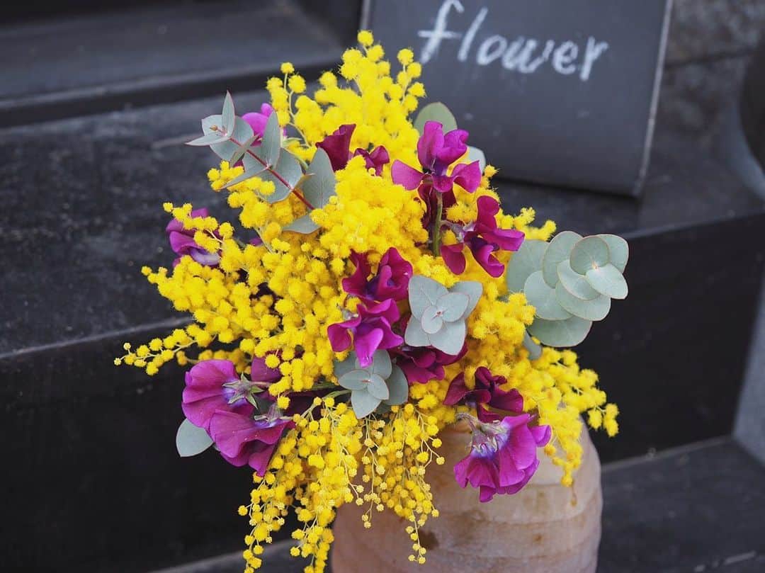 小澤名代さんのインスタグラム写真 - (小澤名代Instagram)「月に1度の癒しの習い事💐 @migiwa_flower のブーケレッスン。 初級コースで通い出してから、お家でお花のいけ方もお花の扱い方も前より少しわかってきて楽しい♡ ミモザのモフモフっとした感じか可愛くて元気の出るイエローカラー✨ 落ち込んでいてもハッピーになりそうな色。 お花持って歩いてるだけでルンルンになった💛  #migiwaflower #migiwa #mimosa#mimosaflower #flowerstagram #bouquet #flowerlovers #bouquetlesson #ブーケレッスン #習い事#ブーケ手作り #ミモザ#ミモザアカシア #花のある暮らし #春のお花#お花のある暮らし #お花に癒される #癒しの時間#サロンに飾ろう」2月8日 18時04分 - ozawanayo