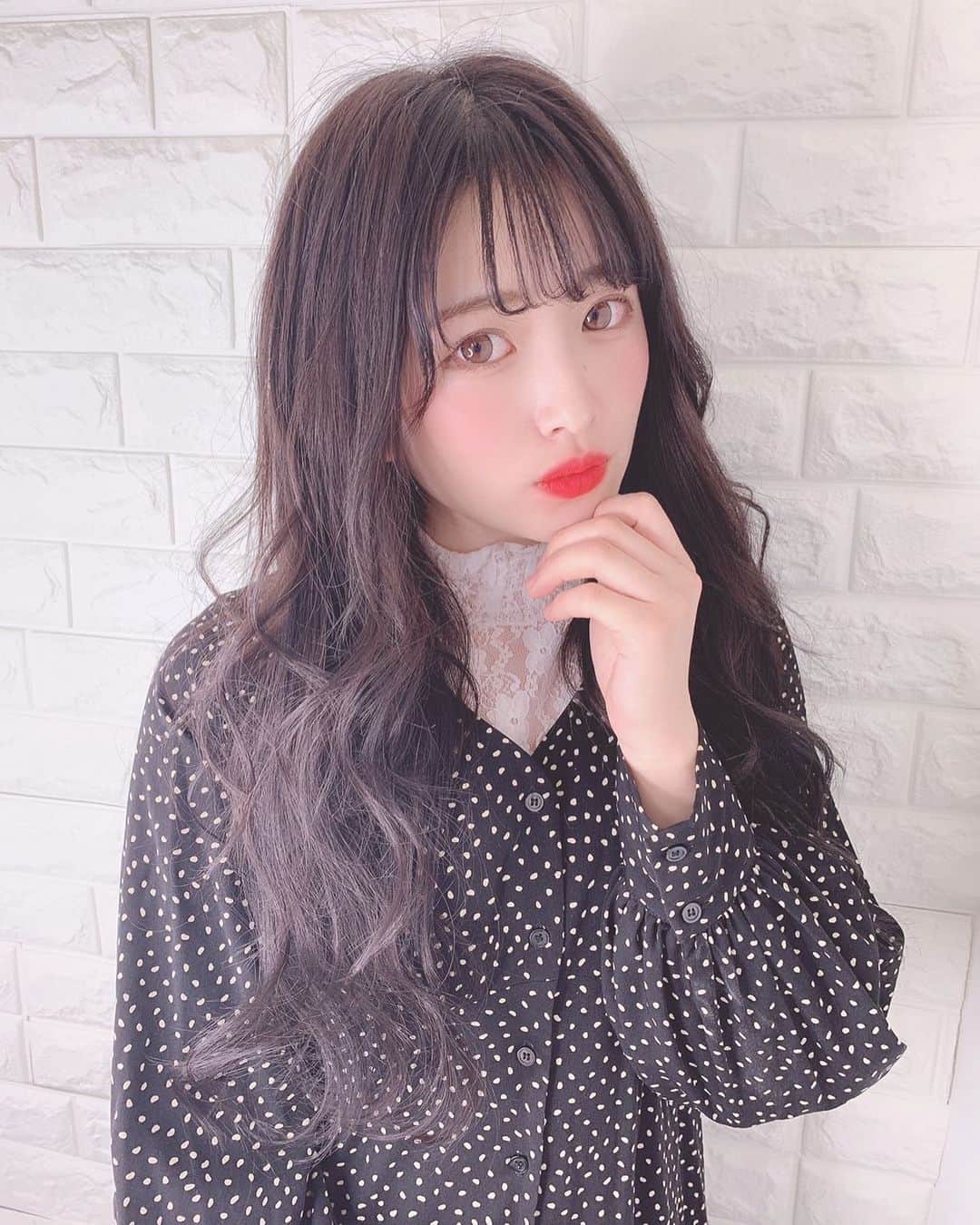 青木菜花のインスタグラム：「.﻿ .﻿ 何人かもう気づいてる子もいたけど、、、🤭﻿ ﻿ 黒髪ロングになりました🖤🖤﻿ ﻿ エクなのに地毛とめちゃめちゃなじんでて﻿ お気に入りーーーー！😫💞💞﻿ やっぱりロング可愛いな〜〜﻿ ﻿ @fine.ma2 さんにして頂きました🥰﻿ ありがとうございました！﻿ .﻿ .﻿ #黒髪 #黒髪ロング #エクステ #プルエクステ #instalike #instagood #l4l」