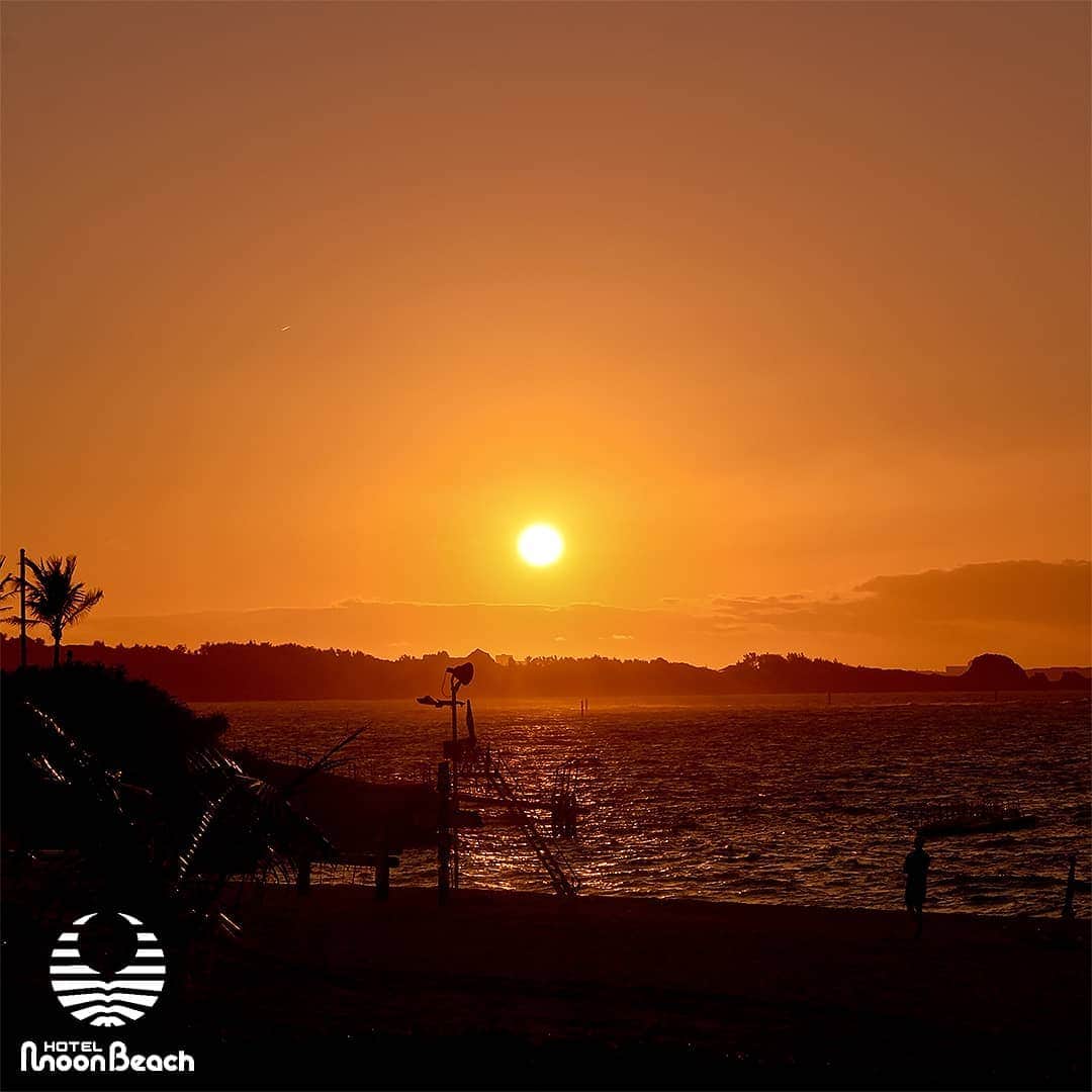 のインスタグラム：「昨日2月7日、雨上がりのサンセット。強風が雲を吹き飛ばしてくれました。 Sunset 7Feb2020 #沖縄 #恩納村 #沖縄ホテル #沖縄リゾート #沖縄観光 #沖縄旅行 #沖縄ビーチ #インフィニティプール #沖縄好き #沖縄好きな人と繋がりたい #ホテルムーンビーチ #ムーンビーチ #ムーンビーチホテル #okinawa #onnason #okinawabeach #okinawahotel  #okinawatrip #okinawasunset #okinawalikes #okinawalabo #okinawa_life #hotelmoonbeach #moonbeach #moonbeachhotel #docomomo #japan #visitjapan #visitokinawa #okinawajapan」