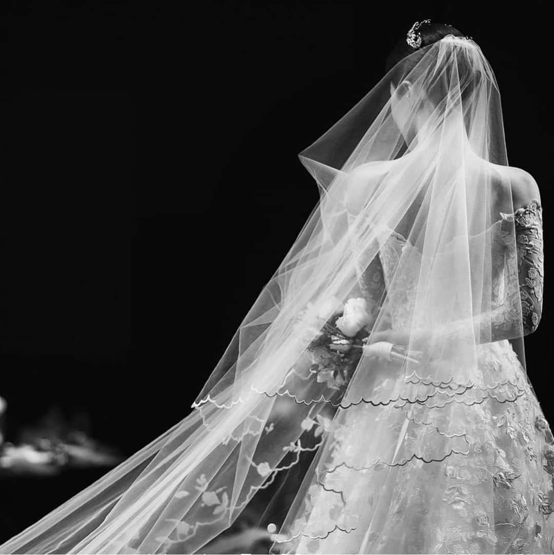 SOYOO BRIDALさんのインスタグラム写真 - (SOYOO BRIDALInstagram)「Oscar de la Renta X SOYOO Bridal 🔖  드레스 치마자락의 디테일과 스칼럽엣지를 적용했던 스페셜오더베일 .. 완벽했던 룩이 빛나던 순간이네요 🕊  #oscardelarenta #2020spring #soyoobridal #exclusive_in_korea📌 #축하드려요 🥰 Planning & Repost @laciel.co.kr 💫 Photo @marystudio_ceremony 📸」2月8日 18時13分 - soyoobridal_official