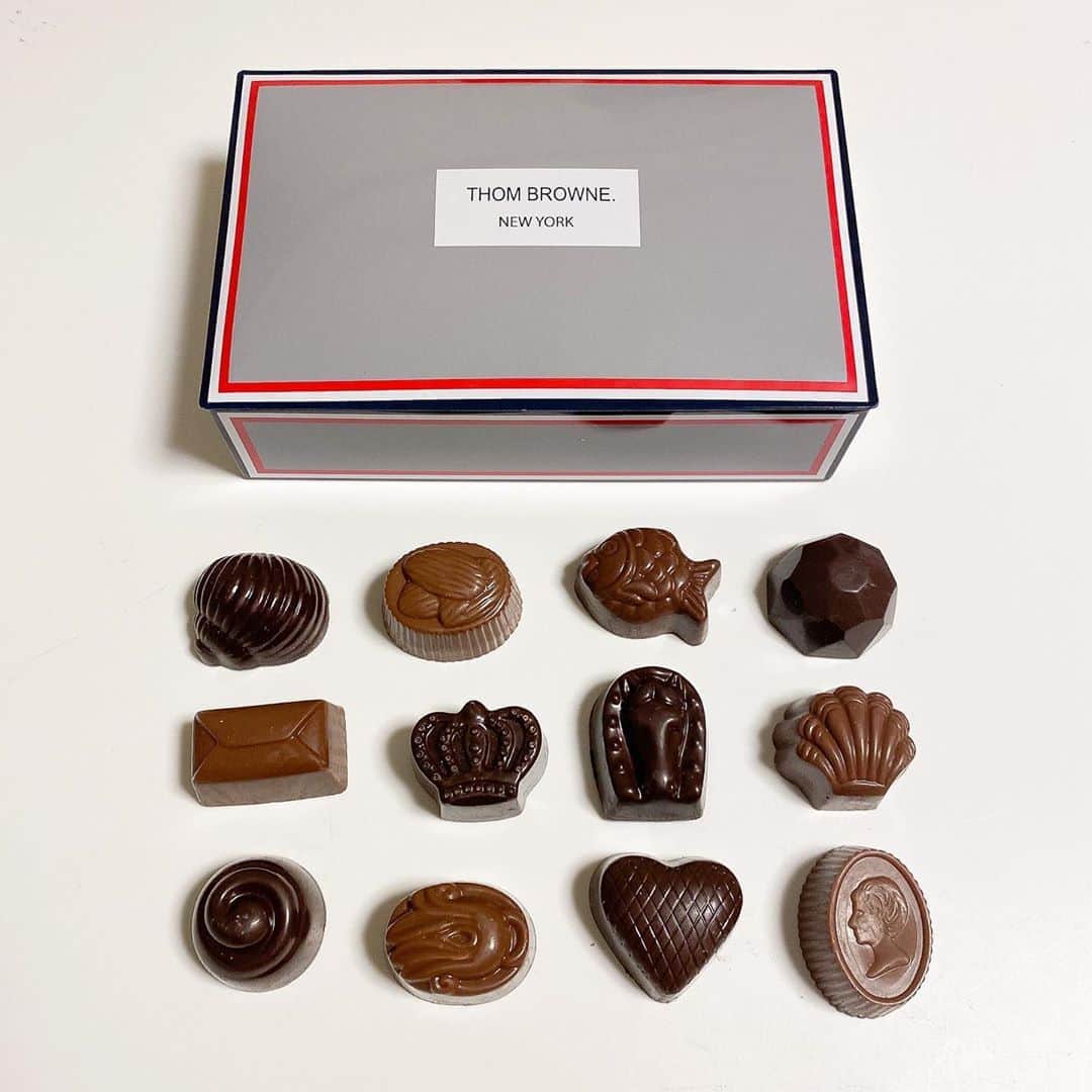 のインスタグラム：「THOM BROWNE CHOCOLATE（トム ブラウン チョコレート）は阪急梅田本店3階で買えます。チョコレートはNYのルイス・シェリーによるトラディショナルなもの。甘さ控えめで大ぶりなのがなんかいいの。NYのクラフトマンシップを継承するファッションブランド・トム ブラウンによる世界初のチョコレート❤️ #chocolate#chocolatelover#ilovechocolate#cacao#チョコレート大好き#チョコレート好き＃チョコレート＃ショコラ#トムブラウンチョコレート #トムブラウン#thombrowne」