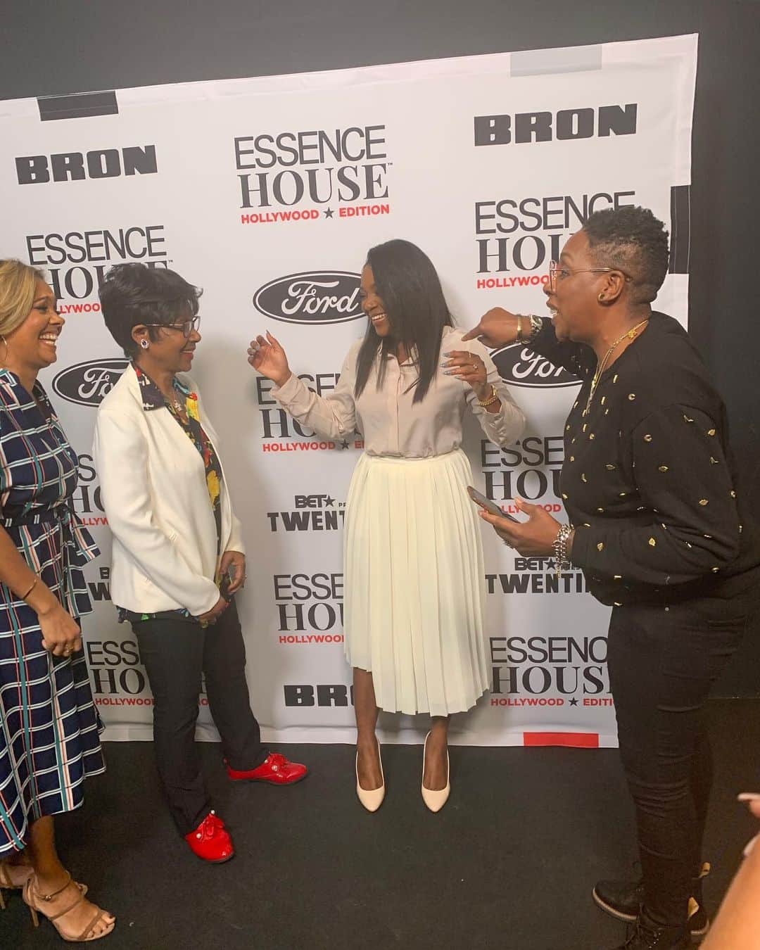 ジェネビーブ・ナジのインスタグラム：「Thank you @corimurray for having me at @essence first Essence House: Hollywood Edition ❤️💐. 😘💋 @ginayashere #EssenceHollywoodHouse」