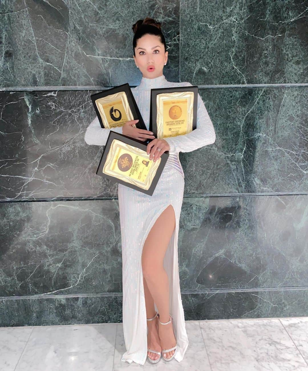 サニー・レオーネさんのインスタグラム写真 - (サニー・レオーネInstagram)「So happy and proud to get the honour of getting these awards at the 13th Annual Asia One Business and Social Forum with dignitaries from all over Asia!  Women Empowerment award 40 under 40 most influential award  @starstruckbysl fastest growing Indian brand award!  Thank you! Thank you! Thank you!!」2月8日 18時26分 - sunnyleone