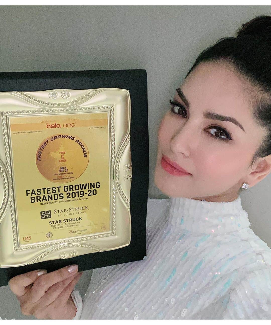 サニー・レオーネさんのインスタグラム写真 - (サニー・レオーネInstagram)「So happy and proud to get the honour of getting these awards at the 13th Annual Asia One Business and Social Forum with dignitaries from all over Asia!  Women Empowerment award 40 under 40 most influential award  @starstruckbysl fastest growing Indian brand award!  Thank you! Thank you! Thank you!!」2月8日 18時26分 - sunnyleone