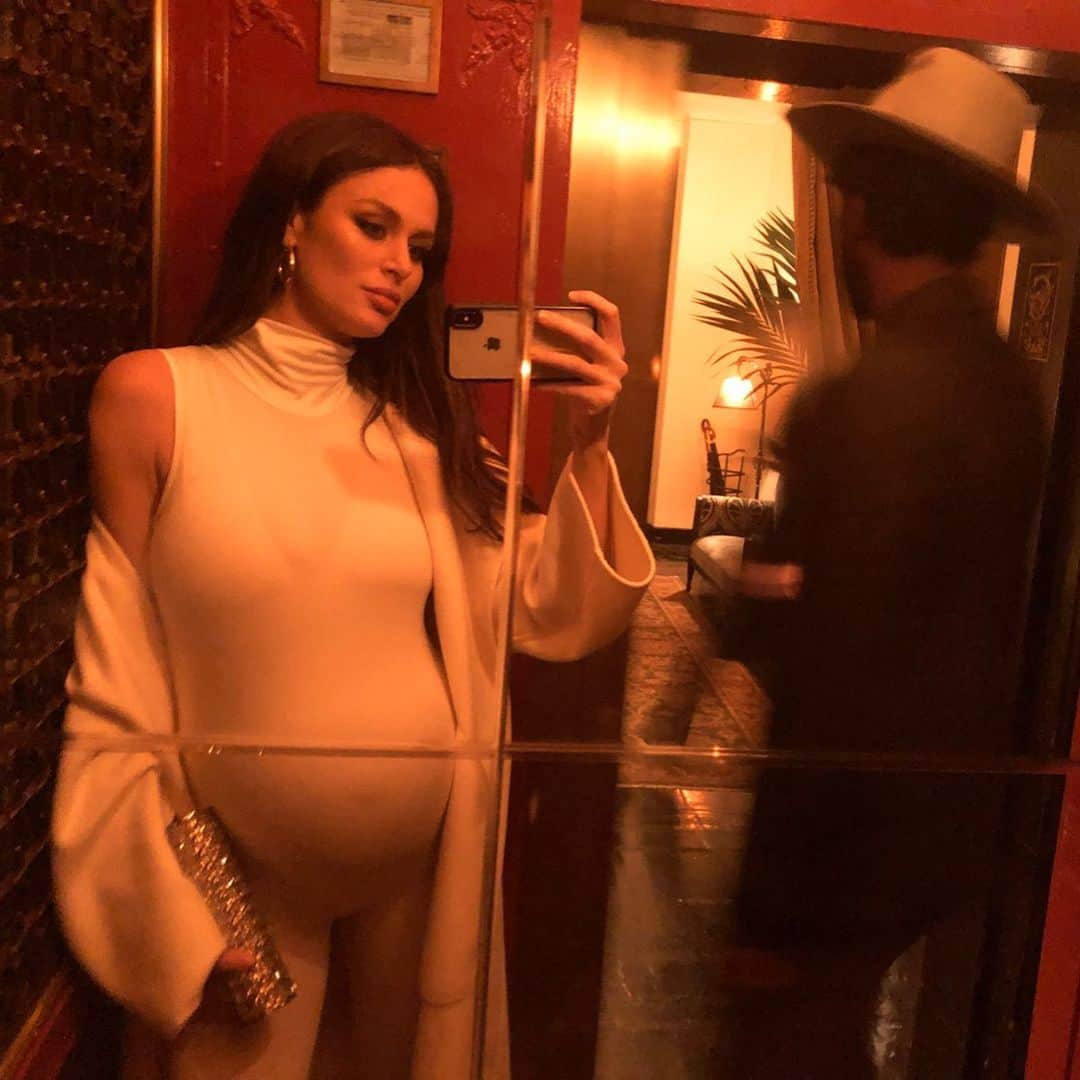 ニコール・トルンフィオのインスタグラム：「Took my @bumpsuit out tonight, and was the most comfortable I have EVER been....... for everyone asking how you pee in this thing, there is a zip at the back that is  VERY easy to unzip and zip back up! (7 days to go to meet baby 👶🏽)」