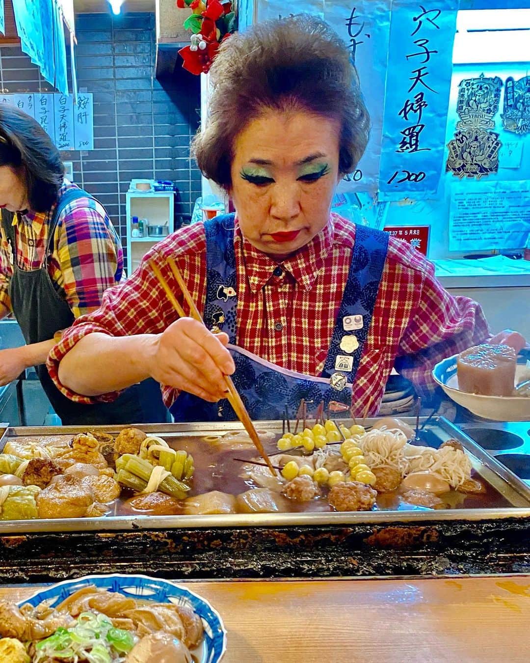 秋山具義さんのインスタグラム写真 - (秋山具義Instagram)「去年、MEGUMIさんに教えてもらった金沢『ゑびす』。﻿ ここのおでん、すごーく美味しい！！！﻿ 出汁が美味しいので、くるま麩が最高すぎる！！！﻿ 金沢おでんで、一番好き♡﻿ ﻿ そして、ここの焼豚が、めちゃくちゃ美味しい！！！﻿ ラーメン二郎好きなら、絶対に好き♡﻿ ﻿ ここのお母さんの、アンディー・ウォーホールのマリリンモンローのようなアイシャドーが相変わらず素敵♡﻿ ﻿ #ゑびす #金沢おでん #具義おでん2020 #具義居酒屋2020 #具義金沢2020」2月8日 18時40分 - gugitter