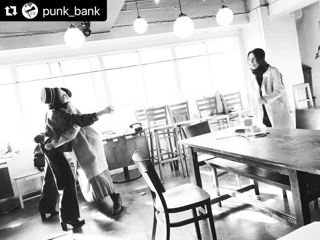 真崎ゆかのインスタグラム：「@punk_bank ・・・ 『側』開幕まで1週間きりました。 お稽古もガシガシ進んでおります！ 皆さまご予約はお済みでしょうか？ ・ ・ 2/13(Thu)ー2/16(Sun) @ Bar GARI GARI ・ ♦︎公演日時♦︎ 2/13(木)  19:00 2/14(金)  19:00 2/15(土)  14:00 2/16(日)  14:00／18:00 ・ ♦︎TICKET♦︎ 前売り ¥2,800- (税込) 当日 ¥3,000- (税込) 学生 ¥2,500- (税込) 〈当日学生証提示〉 ・ #punkbank #側 #池ノ上 #bargarigari #秋草瑠衣子 #末冨真由 #真崎ゆか #土肥麻衣子 #女子4人 #芝居 #演劇」