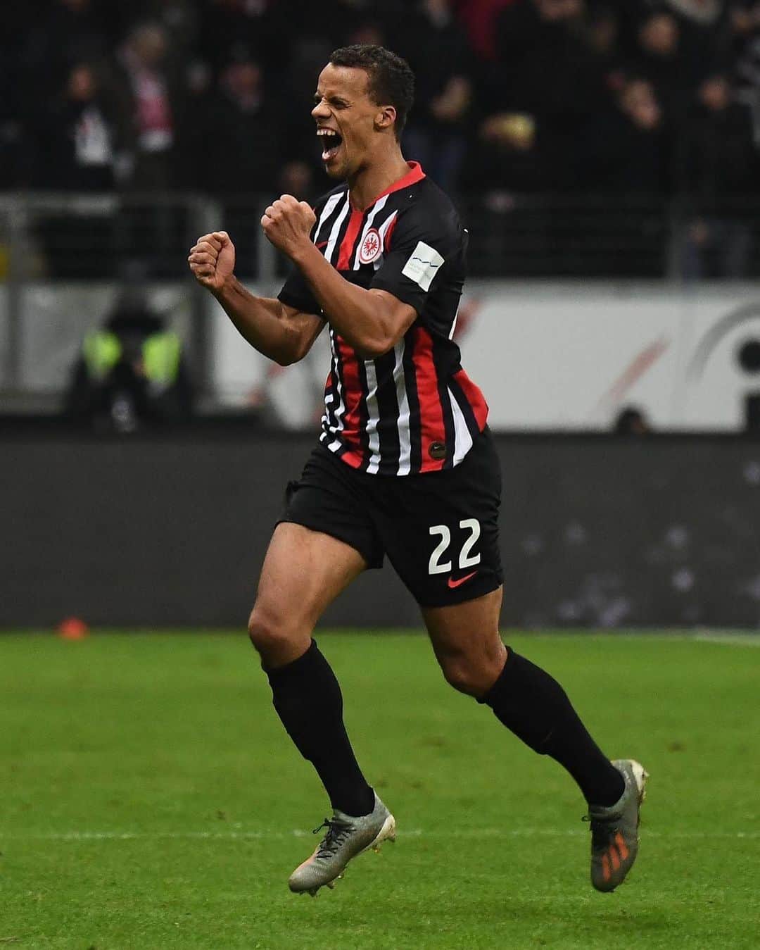 ティモシー・チャンドラーのインスタグラム：「Happy weekend ✌🏽😁 #eintrachtfrankfurt #fridaynight」
