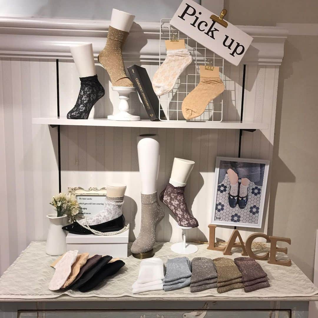 のインスタグラム：「◾️5F 靴下屋◾️ . 毎年大人気の商品のご紹介です！ . 1枚目 レースの靴下は2wayでお使いいただけ、一枚でも、ラメの上から重ねて履いても◎ 📌レース 1000+tax 📌 ラメ 600+tax . 2枚目 リブが入った靴下でカジュアルにスニーカーにも合わせてお使いいただけます✨ 様々なカラーをご用意いたしております！ 📌 800+tax . 是非この機会にソラリアプラザ 5F 靴下屋へ足をお運びくださいませ！ . . #靴下屋 #靴下 #くつした #レース #ラメ #2way #spring #春 #春コーデ #ファッション #fashion #おしゃれさんと繋がりたい #2020ss #ソラリアプラザ #solaria #solariaplaza #天神 #tenjin #福岡 #fukuoka」