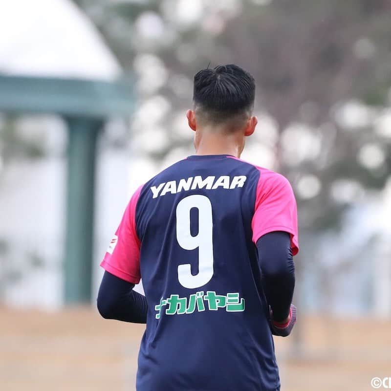 都倉賢のインスタグラム：「術後初のトレーニングマッチに出場する事が出来ました⚽️ たかが15分。  されど15分。  これまでの8ヶ月と言う時間を考えると無事に試合を終える事が出来てホッとしている気持ちと、ようやくスタートラインに立てたけどまだまだコンディションを上げて行かなくてはいけない現実を見せつけられたことによる焦る気持ちと、ただただみんなとプレーする事が出来たことへの喜びの気持ちと、ここまで沢山の人に支えてきてもらった感謝の気持ちと…  色々な感情が湧き上がってきた瞬間となりました。  まだまだ足りないけど、リハビリを経て今まで以上に伸び代だったり、自分への可能性を感じています！！！ より成長出来るように、怪我した事で見えた景色がこれからの人生の強みになると信じで今日も明日も明後日もやるべき事にフォーカスしていくだけだな👍👍👍 #返り咲きカウントダウン」