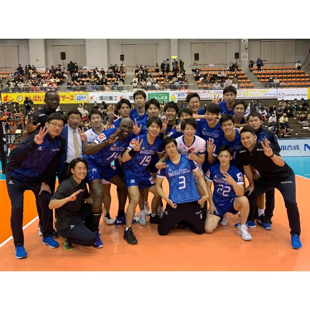 久保田雅人のインスタグラム：「→ 3勝目⭐️ もうどの試合も落とせない試合💪 チーム全員の力と応援してくださった皆様のおかげで勝つことができました👍 沢山の声援ありがとうございます🙆‍♂️😆 明日も勝って全員で笑顔で写真撮れるように頑張ります😘 明日も応援よろしくお願いします😋 → #大分三好ヴァイセアドラー  #3勝目 #ヴァイセ #勝利を共に」