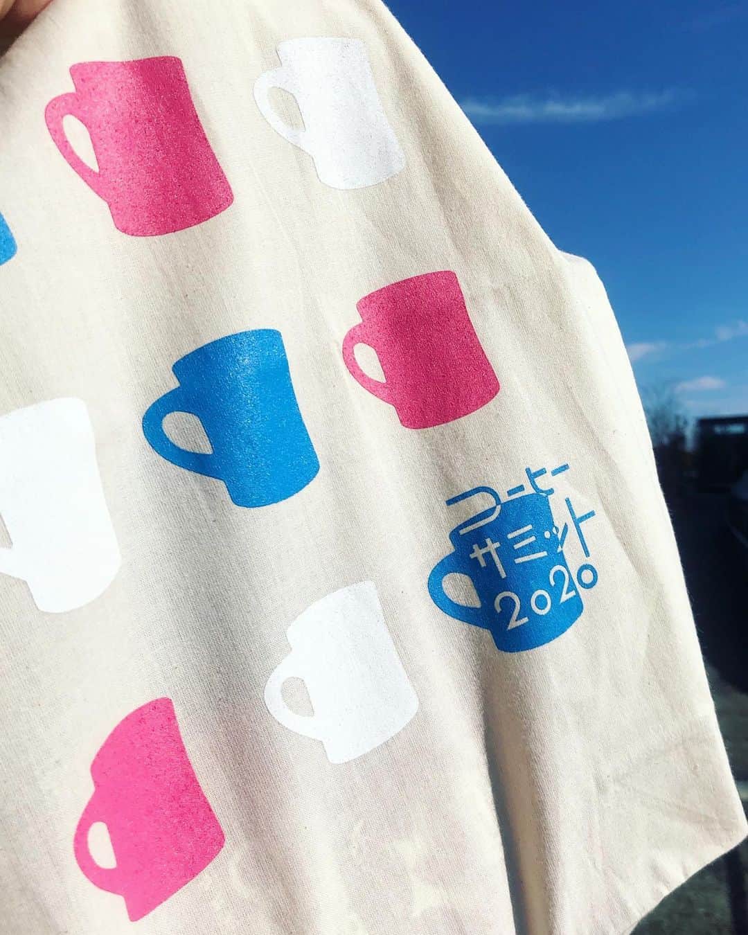 のインスタグラム：「去年に引き続き二子玉川で行われた コーヒーサミット2020。  全店試飲可能で飲み比べができます。 ゲイシャなど高級なものも飲めちゃう。 😳  少量で味見できるから無理なく楽しめます。 お気に入りの豆は購入しておうちで😚  のちほど載せます❣️ #コーヒーサミット2020  #二子玉川 #coffee」