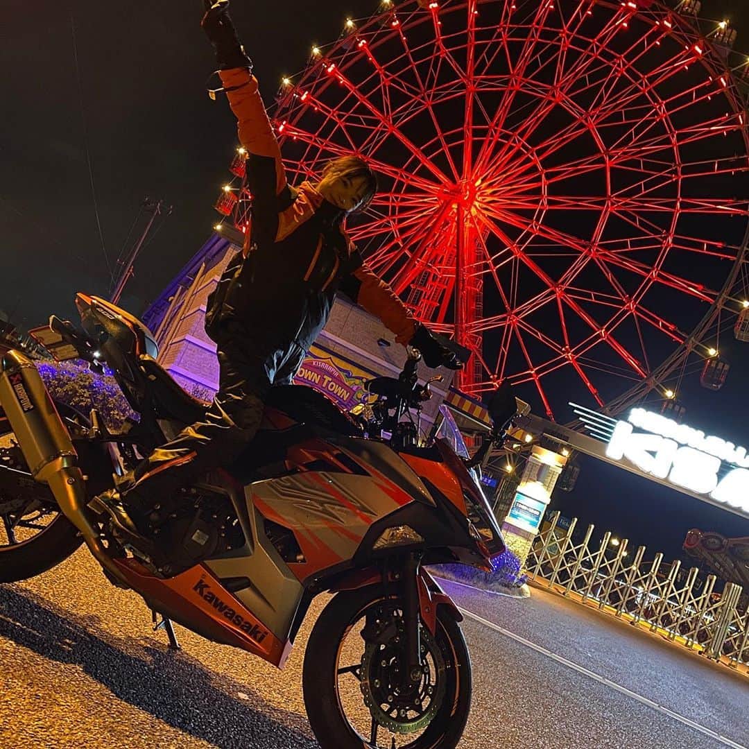 AMIのインスタグラム：「・ ・ 寒いけど夜のツーリングも楽しい〜☺️ ・ ・ 🎡＋🏍＝♥️ ・ ・ ・ #バイク女子 #ライダー女子 #バイク #単車 #バイクのある生活 #バイクのある風景 #バイク好きな人と繋がりたい #ツーリング #ツーリング仲間募集中 #bike #motorcycle  #japan  #오토바이  #바이크 #沖縄 #okinawa #ninja #ninja400 #zx14r #kawasaki」
