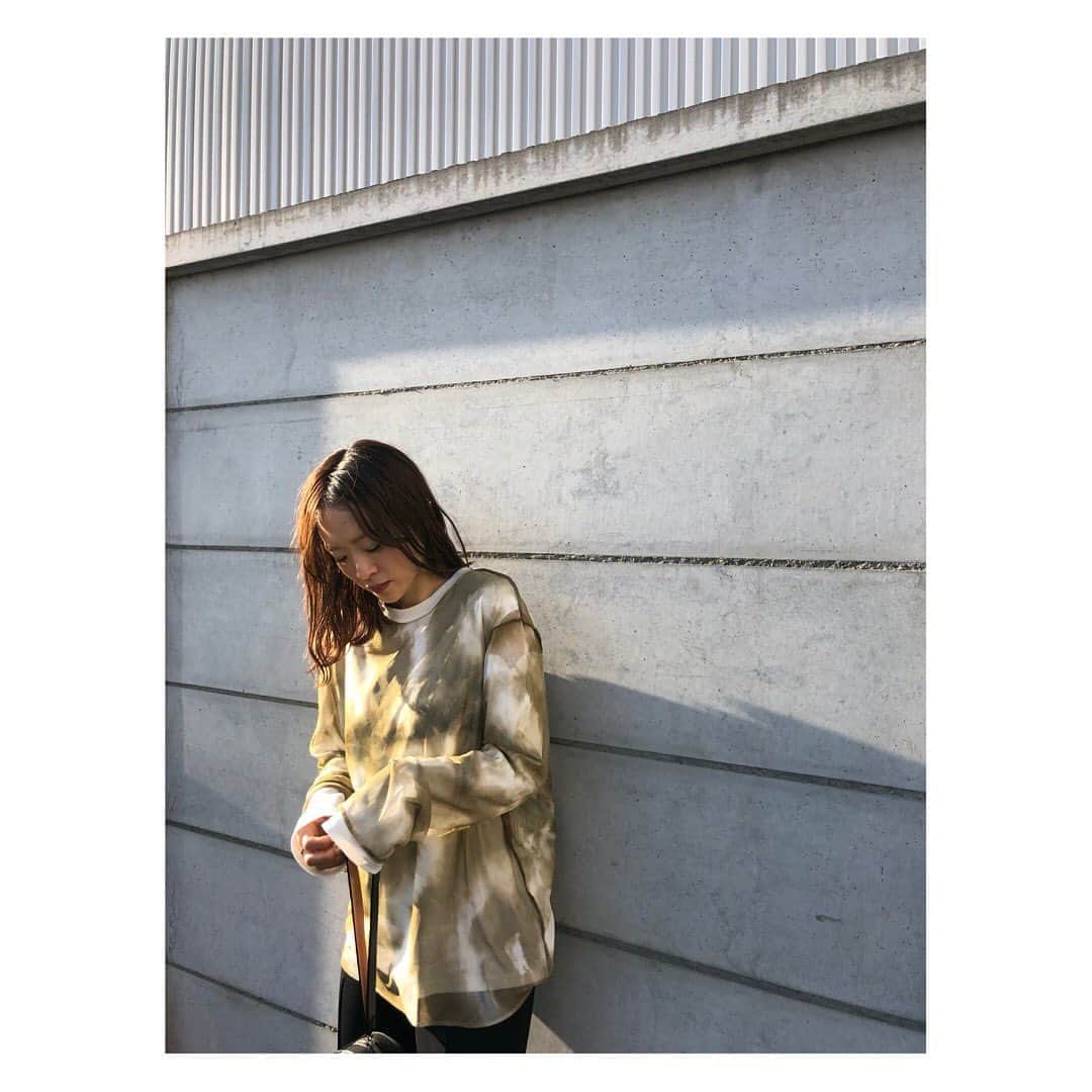 野尻美穂のインスタグラム：「今日も良い日でした☺️💛 寒いけどアウターに飽きてしまったので、もう写真は春仕様です🌸 このロンTリバーシブルだから沢山使えそう〜こういうタイダイ好き🥰 #perverze #少しでも視覚効果で身長高く見せたいが為にいきなり枠付けた😗」