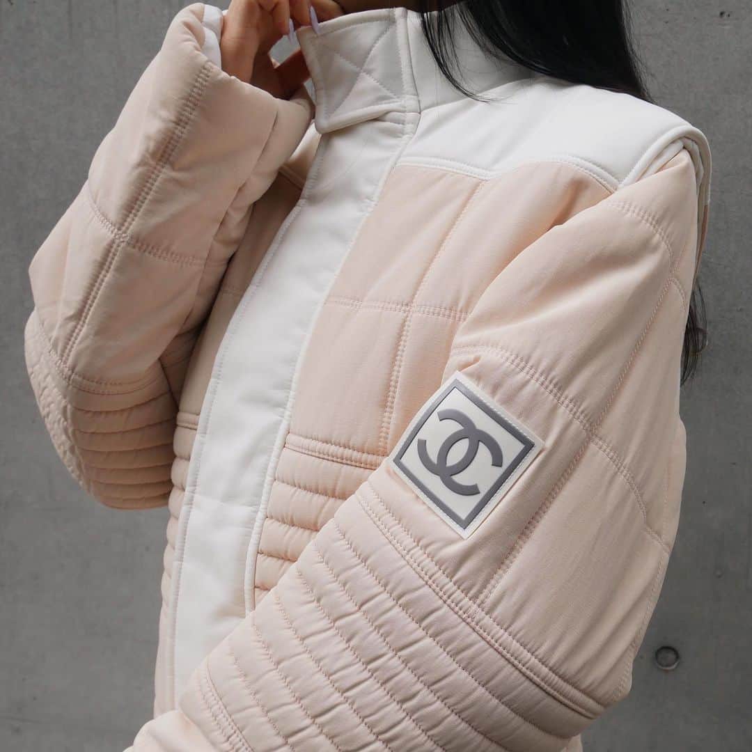 Vintage Brand Boutique AMOREさんのインスタグラム写真 - (Vintage Brand Boutique AMOREInstagram)「Chanel snow-line polyamide down jacket. Size 36.▶︎Free Shipping Worldwide✈️ ≫≫≫ DM for more information 📩 info@amorevintagetokyo.com #AMOREvintage #AMORETOKYO #tokyo #Omotesando #Aoyama #harajuku #vintage #vintageshop #ヴィンテージ #ヴィンテージショップ #アモーレ #アモーレトーキョー #表参道 #青山 #原宿#東京 #chanel #chanelvintage #vintagechanel #ヴィンテージ #シャネル #ヴィンテージシャネル #amorewardrobe #アモーレワードローブ」2月8日 19時03分 - amore_tokyo
