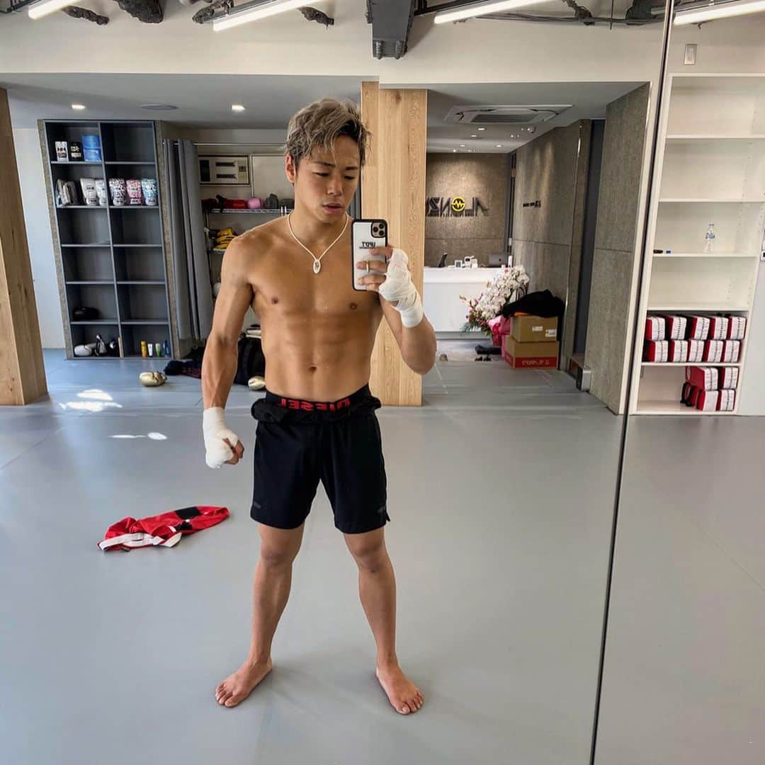 武尊さんのインスタグラム写真 - (武尊Instagram)「👊🔥🙏 @alonza_fitness_kickboxing  @koyaurabe」2月8日 19時10分 - k1takeru