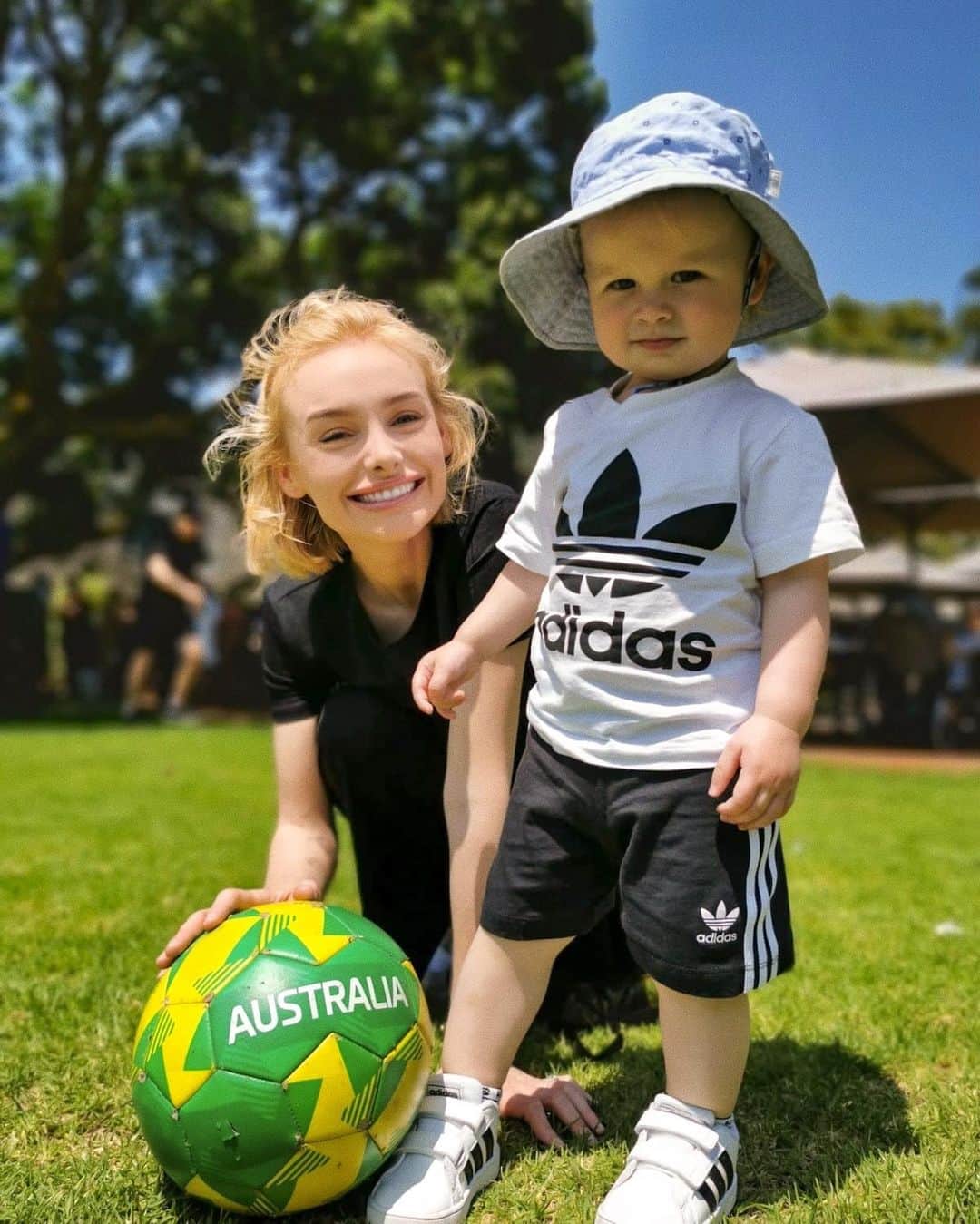 リアノン・ランゲラック（ミッチェル・ランゲラックの妻）のインスタグラム：「My little future ⭐️ he will find a ball wherever we go... #santiago #adidasbaby」