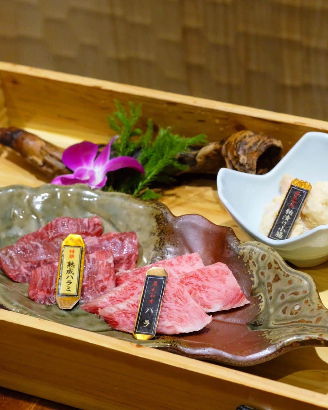 湯浅喬子のインスタグラム：「名古屋滞在中に、二回も行った @sandaime_nagoya 🥩  禁酒禁煙😳のお店。 焼肉とご飯🍚でがっつり頂きました♥️ . 、 また大阪にもあるから、行きたい！ 大阪は @sandaime_wakihiko_shouten ♥️ . 、 あーみっくんとデート楽しかった😍 #yakiniku#nagoya#gourmet」