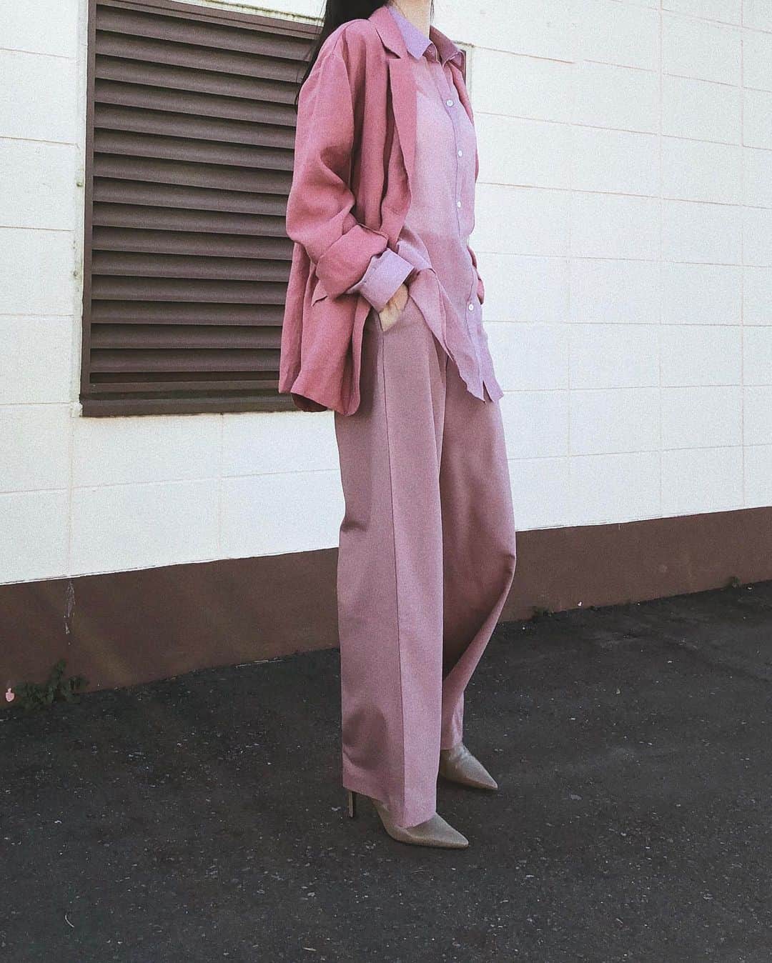 柳橋唯さんのインスタグラム写真 - (柳橋唯Instagram)「全身おピンク。 日陰で撮ってしまったせいか紫がかって見えてますが実際にはわりと全身おピンクです。  おピンクやラベンダー、ピスタチオカラーなどなど 「色」を着る時は簡単に洒落て見えるワントーンが好き。  だけど、シーンによっては派手すぎちゃう時もあるので、そんな時は色×ベージュの組み合わせ。 ベージュ合わせは甘さも抑えてくれて、高見え効果も有り。 今年の春はたくさん色を纏いたい。  #柳橋唯パー子化計画 #次はガチャピンになりたい← ・ ・ ジャケット: @acym_official  シャツ: @duna.gc  パンツ: @wizcloth  靴: @vonbraun_official ・ ・ ・ #ジャケット#シャツ#シンプルコーデ#fashion#coordinate #outfit #ootd #今日のコーデ#コーデ#ママコーデ #プチプラ #プチプラコーデ#大人女子#love#シンプルコーデ#カジュアルコーデ#コーデ#きれいめコーデ#アラサーコーデ#黒髪ロング#シアーシャツ#ショートブーツ#マニッシュ#ワントーンコーデ#pink#ワイドパンツ#シースルーシャツ#シースルー#セットアップ」2月8日 19時22分 - yui.yanagihashi