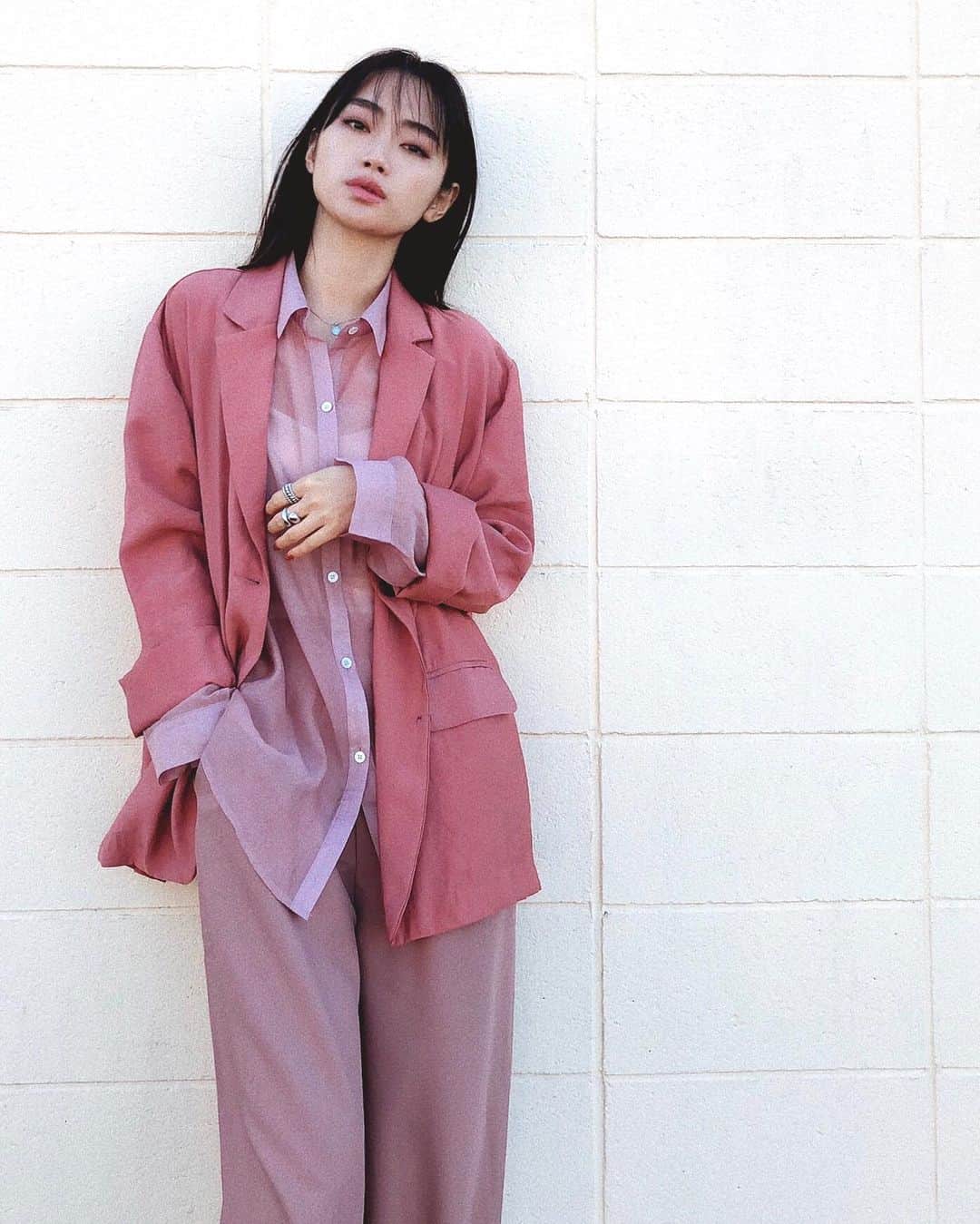 柳橋唯さんのインスタグラム写真 - (柳橋唯Instagram)「全身おピンク。 日陰で撮ってしまったせいか紫がかって見えてますが実際にはわりと全身おピンクです。  おピンクやラベンダー、ピスタチオカラーなどなど 「色」を着る時は簡単に洒落て見えるワントーンが好き。  だけど、シーンによっては派手すぎちゃう時もあるので、そんな時は色×ベージュの組み合わせ。 ベージュ合わせは甘さも抑えてくれて、高見え効果も有り。 今年の春はたくさん色を纏いたい。  #柳橋唯パー子化計画 #次はガチャピンになりたい← ・ ・ ジャケット: @acym_official  シャツ: @duna.gc  パンツ: @wizcloth  靴: @vonbraun_official ・ ・ ・ #ジャケット#シャツ#シンプルコーデ#fashion#coordinate #outfit #ootd #今日のコーデ#コーデ#ママコーデ #プチプラ #プチプラコーデ#大人女子#love#シンプルコーデ#カジュアルコーデ#コーデ#きれいめコーデ#アラサーコーデ#黒髪ロング#シアーシャツ#ショートブーツ#マニッシュ#ワントーンコーデ#pink#ワイドパンツ#シースルーシャツ#シースルー#セットアップ」2月8日 19時22分 - yui.yanagihashi