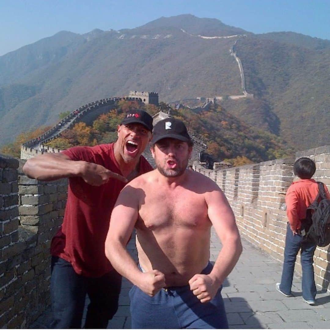 ブレット・ラトナーさんのインスタグラム写真 - (ブレット・ラトナーInstagram)「Going to #TheGreatWallofChina with @therock was one the greatest memories! I don’t know what inspired me to take my shirt off because I had not worked out since I went with my mom to Jazzercize class in the 90’s! Anyway, DJ saw that I was flexing and came up behind me and showed some love maybe it was sympathy! Either way happy to have this moment to remember and share with anyone not offended by my out of shape but with a strong constitution, shameless,  and delusional self. #Hercules #TheRock」2月8日 19時34分 - brettrat