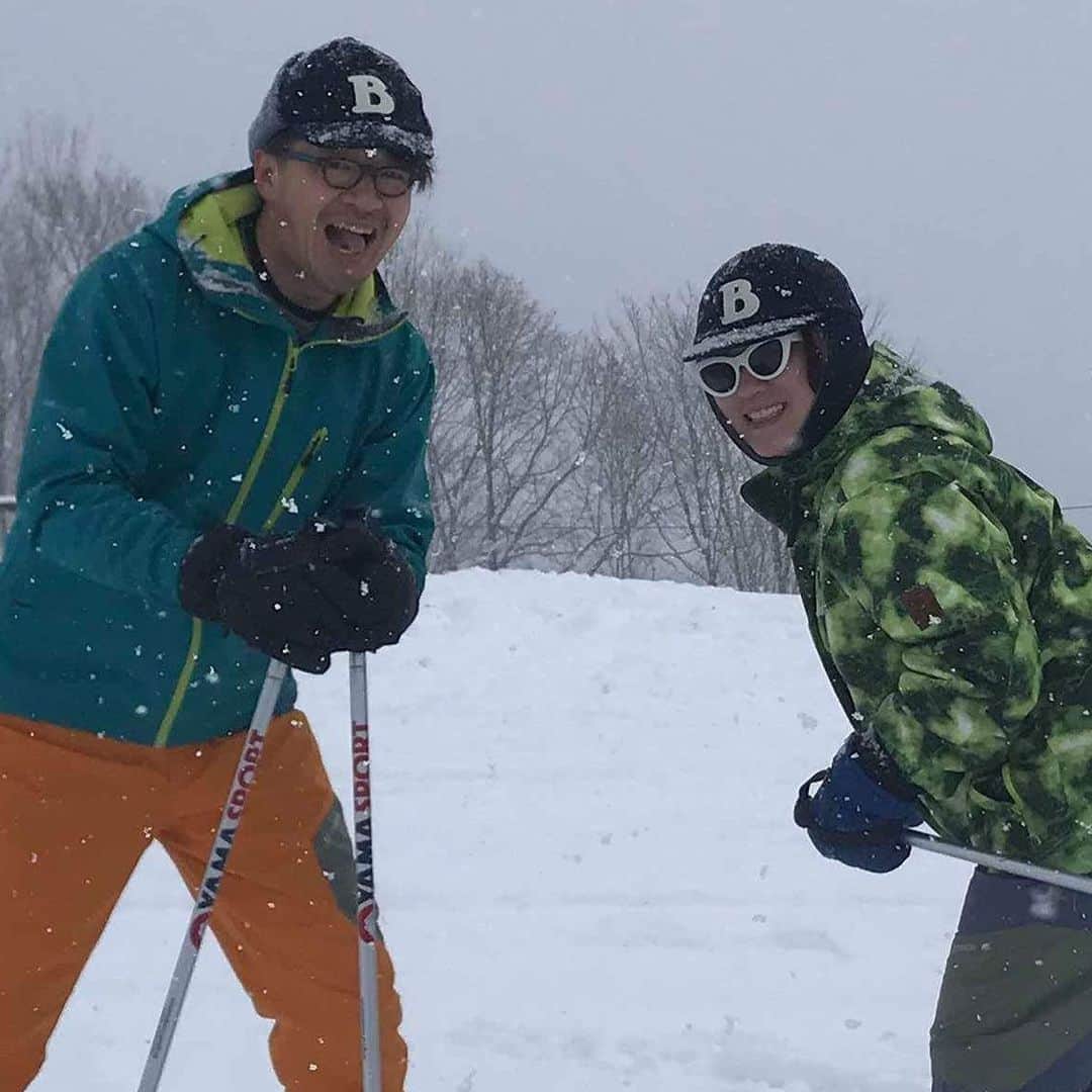 のインスタグラム：「鹿児島さんも、スキー初めてだってよ。　#お揃いで帽子買ったよ　#burton」