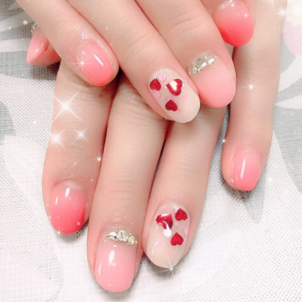 佐藤もも子のインスタグラム：「バレンタインネイル💅💝 ハンド&フット💓おそろい 初めてハート♥️入れた〜✨ #valentine #nail #ネイル #バレンタインネイル #ピンク #ハート #グラデーション」