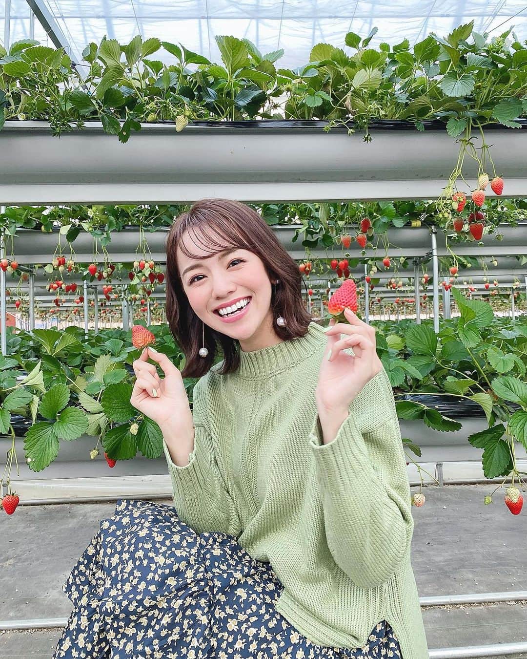 黒田真友香さんのインスタグラム写真 - (黒田真友香Instagram)「@club_tourism の女性限定バスツアーに参加してきました😍💓 バス車内も女性限定仕様になっていて、シートが白でフカフカだったり、ブランケットとスリッパが備え付けだったり、トイレにはアメニティがあったり、女性に嬉しい設備が沢山☺ ・ ・ ️ ツアー内容は新宿出発で、 ■八ヶ岳チーズケーキ工房 ■リゾナーレ八ヶ岳 ■シャトー勝沼 ■イチゴ狩り食べ放題  に行ってきたよ〜😍 スイーツやおしゃれスポット、メインはイチゴ狩り🍓女子旅って感じのプラン満載😯  山梨県まで行くので関西在住の私はすごく遠出した気分になりました！笑  移動が全部バスでしかもシートも快適だから本当に楽😂✨ スリッパもあるからヒールで参加してもバスの中では脱げるし 観光地の目の前までバスで行くので 足もしんどくならない👠  移動中は寝たりスマホいじったり、着いたら楽しんでの繰り返しw  私のバスツアーの好きな所本当に何もしなくていい&何も考えなくていいところなので、この楽ちんさを参加したことがない方は是非味わってほしいです！笑  私はペーパードライバーだから特に有難い😂笑  春にまたバスツアー行きたいなあ☺️🌸 ・ ・  #クラブツーリズム　#バスツアー　#日帰り　#女子旅　#女子たび部　#ボヌール号　#クラツー　#PR」2月8日 19時36分 - kurodamayukaxx