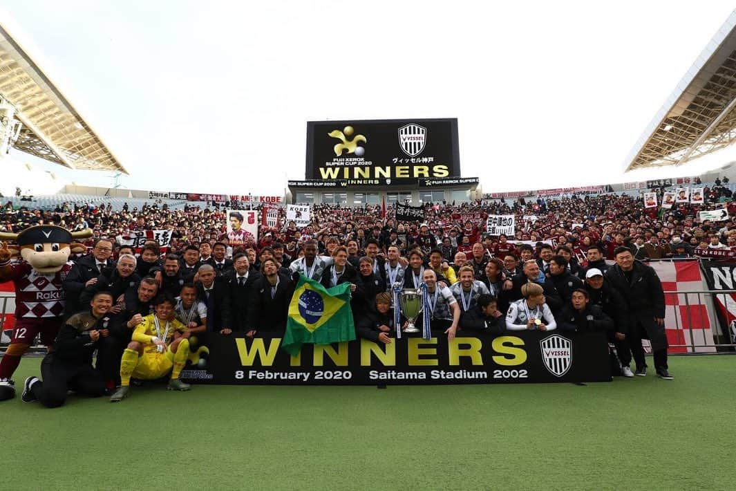 大崎玲央さんのインスタグラム写真 - (大崎玲央Instagram)「FUJI XEROX SUPER CUP 2020 Winners! 埼玉まで応援ありがとうございました。 まずは休んでACLに向けてまた準備していきます。 #visselkobe #ヴィッセル神戸 #飯倉大樹かっこよすぎたわ #今日は」2月8日 19時46分 - leo.osaki