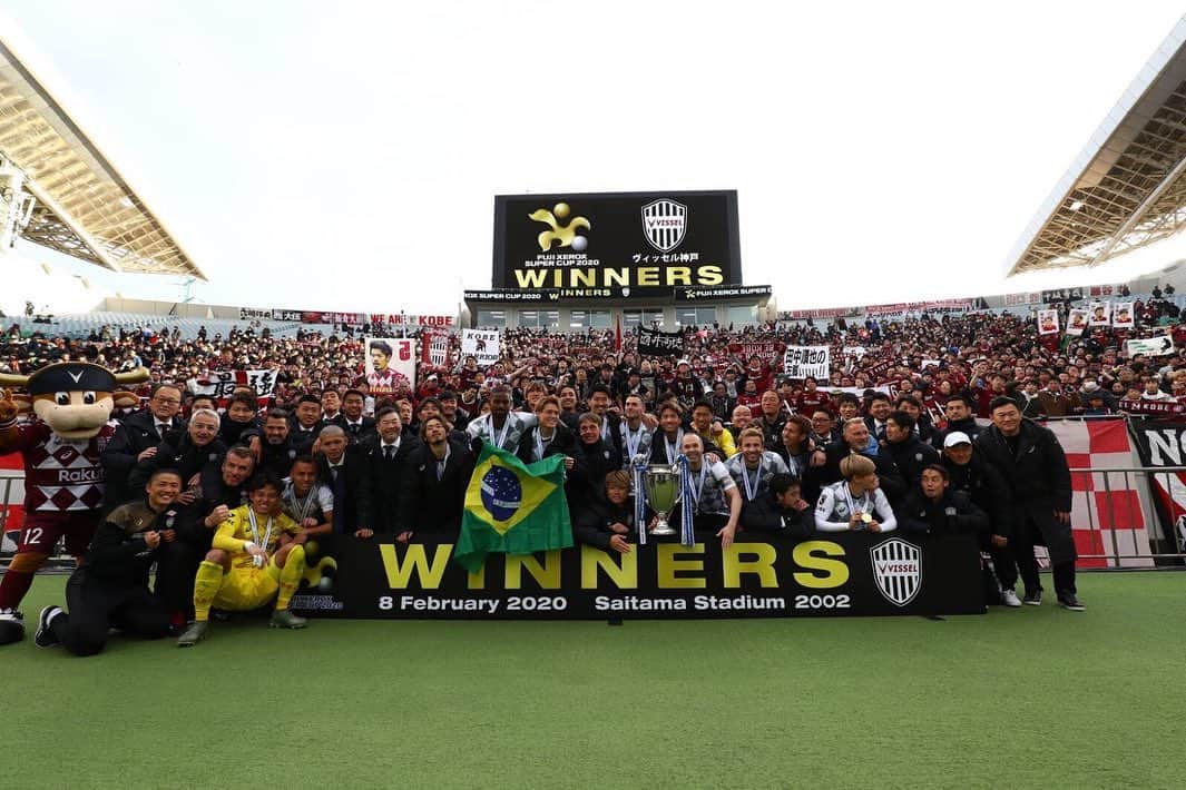 大崎玲央のインスタグラム：「FUJI XEROX SUPER CUP 2020 Winners! 埼玉まで応援ありがとうございました。 まずは休んでACLに向けてまた準備していきます。 #visselkobe #ヴィッセル神戸 #飯倉大樹かっこよすぎたわ #今日は」