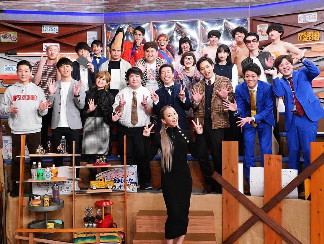 日本テレビ「ウチのガヤがすみません！」のインスタグラム：「【「2020年お茶の間の人気者は誰だ⁉️」予想してコメント欄に記入してね✍️⬇︎⬇︎】 🌟芸人名は最後の【芸人名】をご参照ください🙏 . 今年も人気者発掘するぞ🔥🔥 『新ガヤオーディション』開催✨✨✨ 昨年は歌姫#りんごちゃん を発掘したこの企画💪 今年は、ガヤ席半分を“新ガヤ芸人”🗣🗣 もう半分を“お笑いに精通した審査員”👥で埋め、 審査員のポイント合計で放送orカットが決定する 🏆本格オーディション形式🏆で行います‼️ . まさかの#倖田來未 さんが審査員として参加💖💖 . 【2/11(火)23:59〜】2020年お茶の間に笑顔を届ける人気者を発掘することはできるのか⁉️ . #ウチのガヤがすみません #ウチガヤ #豪華ゲストとガヤ芸人 #芸人 . 【芸人名】各列向かって左→右 ❶#ニューヨーク (コンビ）  #ラランド （コンビ）  #エイトブリッジ（コンビ）  #ネイビーズアフロ （コンビ） ❷#そいつどいつ （コンビ）  #ダブルアート（コンビ）  #スパイク（コンビ）  #SAKURAI（ピン） ❸#さすらいラビー（コンビ）  #ムラムラタムラ（ピン）  #白桃ピーチよぴぴ（ピン）  #トンコツポンコツ（コンビ）  #キャツミ（ピン） ※ガヤご意見番として、審査員の中に#鬼越トマホーク もいるよ👊☄️☄️」