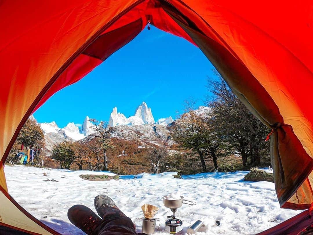 Coleman Japanのインスタグラム：「世界🌎の #テントからの景色 🏔を覗いてみよう。 ・ 📷：@hiro_pirominさん 素敵なお写真ありがとうございました✨ ・ ━━━━━━━━━━━━━━━ #私のコールマン を付けて投稿して頂いた中から素敵なお写真は、コールマン公式SNSでご紹介させて頂きます♪ ━━━━━━━━━━━━━━━ ・ ・ ・ #灯そうColeman #灯そうコールマン #灯そう #Coleman #コールマン #Camp #キャンプ #Outdoor #アウトドア #Tent #テント #コールマンテント #冬キャンプ #雪中キャンプ #ソロキャンプ #ソロキャン」