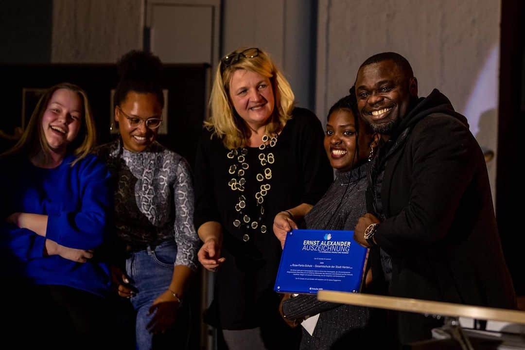 ゲーラルド・アサモアのインスタグラム：「Herzlichen Glückwunsch! 👏🏿👏🏿👏🏿 Die Rosa-Parks-Schule in Herten hat die Ernst Alexander Auszeichnung 2020 des @s04 erhalten, weil sie sich seit Jahren für Demokratie & Integration einsetzt! 🙏🏿🙏🏿🙏🏿 (Als Jurymitglied habe ich mich enthalten, weil ich dort Pate für „Schule ohne Rassismus - Schule mit Courage“ bin 😊)」