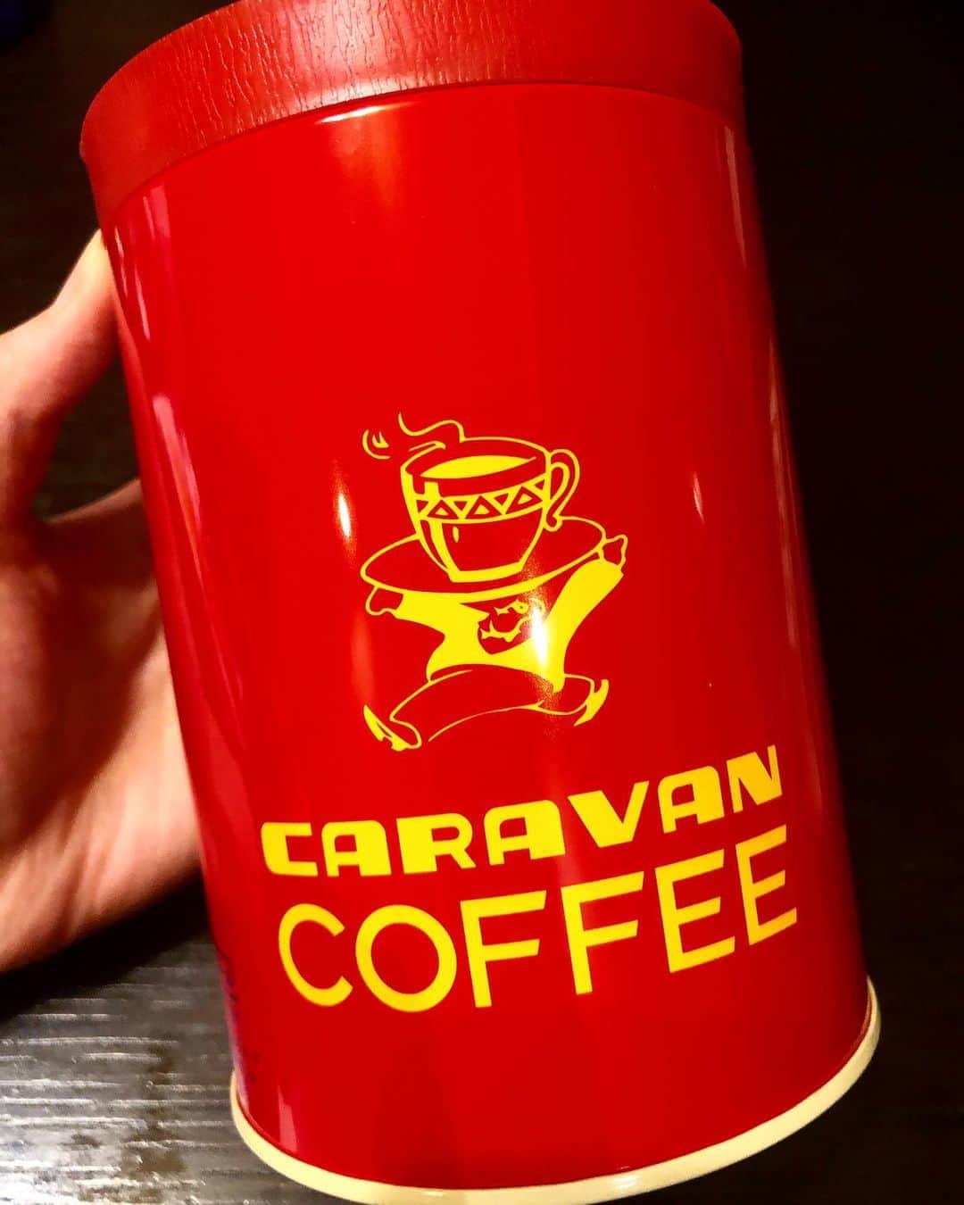 佐藤めぐみさんのインスタグラム写真 - (佐藤めぐみInstagram)「ロボットVS人😳  #やっぱり人が淹れたものが好きかなぁ😋 #caravancoffee 📸  購入した豆は #皇琲帝  のマンデリン。📸 サミットには ペルーで実際にコーヒーを栽培している方もいらっしゃっていて 貴重なお話を聞けました。 沢山のコーヒー屋さんのこだわりやストーリーを 肌で感じながら直接聞けるというのがサミットに行く醍醐味だと 思います。  また来年もあれば絶対行くぞ🤩 #コーヒーサミット  #coffee #ふふふ」2月8日 20時07分 - meguuuuusuke