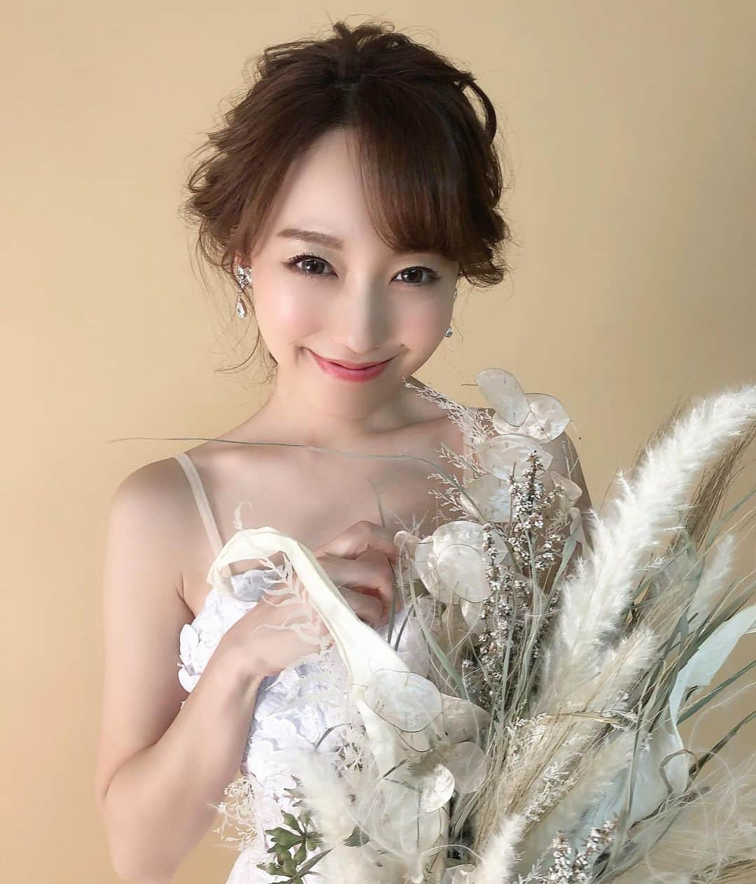 白岩まちこさんのインスタグラム写真 - (白岩まちこInstagram)「≫≫👰🏼... 𝚆𝚎𝚍𝚍𝚒𝚗𝚐  𝚙𝚑𝚘𝚝𝚘 ㅤㅤㅤㅤㅤㅤㅤㅤㅤㅤㅤㅤ ㅤㅤㅤㅤㅤㅤㅤㅤㅤㅤㅤㅤㅤ 【プレ花嫁さん、集合🙋🏻‍♀️‼️】ㅤㅤㅤㅤㅤㅤㅤㅤㅤㅤㅤㅤㅤ ㅤㅤㅤㅤㅤㅤㅤㅤㅤㅤㅤㅤㅤ ㅤㅤㅤㅤㅤㅤㅤㅤㅤㅤㅤㅤㅤㅤㅤㅤㅤㅤㅤㅤㅤㅤㅤ 昨日の撮影オフショットをチラリっ👰🏼⛪️🤵🏻 ㅤㅤㅤㅤㅤㅤㅤㅤㅤㅤㅤㅤㅤ ㅤㅤㅤㅤㅤㅤㅤㅤㅤㅤㅤㅤㅤ ストーリーに載せたら、結婚式を控えてるから、 いつも髪型を参考にしてますってコメントを チラホラいただいたから、投稿にも載せてみる☺️✨ ㅤㅤㅤㅤㅤㅤㅤㅤㅤㅤㅤㅤㅤ ㅤㅤㅤㅤㅤㅤㅤㅤㅤㅤㅤㅤㅤ ㅤㅤㅤㅤㅤㅤㅤㅤㅤㅤㅤㅤㅤ 今回の撮影では、ローポニーとシニヨン、 そしてこの編みおろしで撮影したよ😚✨ ㅤㅤㅤㅤㅤㅤㅤㅤㅤㅤㅤㅤㅤ ㅤㅤㅤㅤㅤㅤㅤㅤㅤㅤㅤㅤㅤ ㅤㅤㅤㅤㅤㅤㅤㅤㅤㅤㅤㅤㅤ ヘアアクセやイヤリングは まだ発売前の新作たち🥰✨ ㅤㅤㅤㅤㅤㅤㅤㅤㅤㅤㅤㅤㅤ ㅤㅤㅤㅤㅤㅤㅤㅤㅤㅤㅤㅤㅤ ㅤㅤㅤㅤㅤㅤㅤㅤㅤㅤㅤㅤㅤ 一生に一度の晴れ舞台⛪️🔔 ㅤㅤㅤㅤㅤㅤㅤㅤㅤㅤㅤㅤㅤ ㅤㅤㅤㅤㅤㅤㅤㅤㅤㅤㅤㅤㅤ ㅤㅤㅤㅤㅤㅤㅤㅤㅤㅤㅤㅤㅤ 花嫁さんは色んなこと悩みながら、 ほんで楽しみながら、準備するんやろうなぁ☺️✨ ㅤㅤㅤㅤㅤㅤㅤㅤㅤㅤㅤㅤㅤ ㅤㅤㅤㅤㅤㅤㅤㅤㅤㅤㅤㅤㅤ  髪型やドレス、ヘアアクセ✨ すこしでも参考になれば嬉しい😌💓 ㅤㅤㅤㅤㅤㅤㅤㅤㅤㅤㅤㅤㅤ ㅤㅤㅤㅤㅤㅤㅤㅤㅤㅤㅤㅤㅤ ㅤㅤㅤㅤㅤㅤㅤㅤㅤㅤㅤㅤㅤ ㅤㅤㅤㅤㅤㅤㅤㅤㅤㅤㅤㅤㅤ 結婚式控えてる子や、卒花嫁さん、 いる👰🏼？？ ㅤㅤㅤㅤㅤㅤㅤㅤㅤㅤㅤㅤ ㅤㅤㅤㅤㅤㅤㅤㅤㅤㅤㅤㅤㅤ  どのぐらいいるのか知りたい🙈‼️ ㅤㅤㅤㅤㅤㅤㅤㅤㅤㅤㅤㅤㅤ ㅤㅤㅤㅤㅤㅤㅤㅤㅤㅤㅤㅤㅤ ㅤㅤㅤㅤㅤㅤㅤㅤㅤㅤㅤㅤㅤ ㅤㅤㅤㅤㅤㅤㅤㅤㅤㅤㅤㅤㅤ ㅤㅤㅤㅤㅤㅤㅤㅤㅤㅤㅤㅤㅤ ㅤㅤㅤㅤㅤㅤㅤㅤㅤㅤㅤㅤㅤ  ㅤㅤㅤㅤㅤㅤㅤㅤㅤㅤㅤㅤㅤ  #編みおろし#結婚式ヘアアレンジ #ウェディング撮影#ウェディングドレス #ヘアアレンジ#アレンジヘア#ハーフアップ #ヘアセット#シースルーバング#前髪アレンジ#前髪#涙袋#ビジョビ#ドレス#二次会ヘア#前撮りヘア#ブライダルネイル#編みおろしアレンジ#ウェディング#お呼ばれヘア#ラスティックウェディング#ナチュラルウェディング #ウェディングフォト#ウェディングヘア #プレ花嫁#ヘアアクセ#結婚式#ダウンスタイル #ブライダル#白岩まちこ」2月8日 20時10分 - machichas