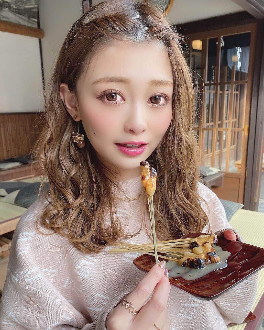 りなてぃさんのインスタグラム写真 - (りなてぃInstagram)「﻿ ﻿ ﻿ #りなぐるめ 🍳﻿ ﻿ ﻿ 京都府京都市🚩 【あぶり餅かざりや】【1文字屋和舗】﻿ ﻿ ﻿ 隣同士にあって、どっちもあぶり餅のお店なんだけど﻿ ほんっとうに美味しいのここ🥺💓﻿ ﻿ あぶりたてのもちもちのお餅に﻿ 白味噌ダレがかかってるの🤤﻿ ﻿ ﻿ 京都駅からバスで行くと結構遠いんだけど﻿ それでも行きたくなっちゃうお店🥺💭﻿ ﻿ 電車使っても乗り換えてたら﻿ そんなバスと変わらないかなぁて思うし﻿ 京都の雰囲気見てたりするだけでも楽しいから﻿ よくバスで🚌行ってるよ🤤﻿ ﻿ ﻿ かっしーも初めて食べたとき感動してたなぁ🤤﻿ ﻿ よかったら行ってみてね💓﻿ ﻿ ﻿ この日のコーデはWEARに載せてあるよ💓﻿ お気に入りのニット🧶﻿ WEARにて【rinateastyle 】で検索🔎﻿ ﻿ ﻿ ﻿ #京都 #京都旅行 #京都グルメ﻿ #カラコン #ネイル #アイメイク ﻿#りなてぃーカラー ﻿ ﻿ 髪色、色落ちまでかわいいな←﻿ ﻿ ﻿ ﻿ ﻿」2月8日 20時11分 - rinatea_25