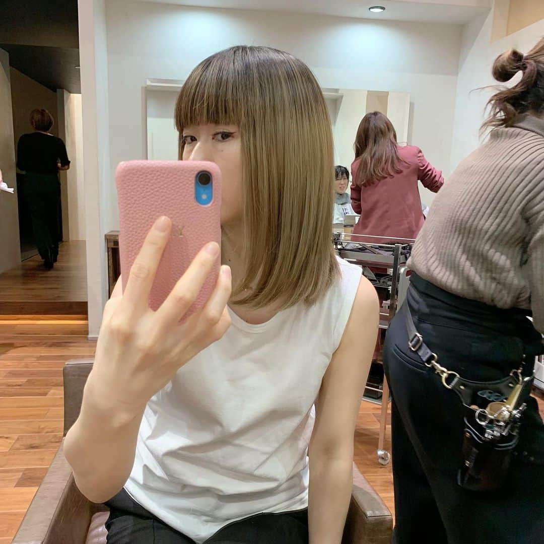 岸本佳子さんのインスタグラム写真 - (岸本佳子Instagram)「Re-born my hair @nex.the_salon  見てください！私のくせ毛 & 4度のブリーチによるダメージヘアが、さらさらに生き返りました✨しかもカットも何もせず、こんなに毛量がおさまってます。眩しいくらいの輝き✨ ・ LAなど、すでに海外ではストレートパーマの代わりに、トリートメントの力でうねりを直して、健康でナチュラルなストレートにする『ケラチントリートメント』が主流なんです。特にブリーチで髪色を楽しむ西海岸のセレブにとって、当たり前の様に人気の施術。皆さんもぜひ、nex表参道で体験してみて下さい。」2月8日 20時17分 - yoshico_kishimoto